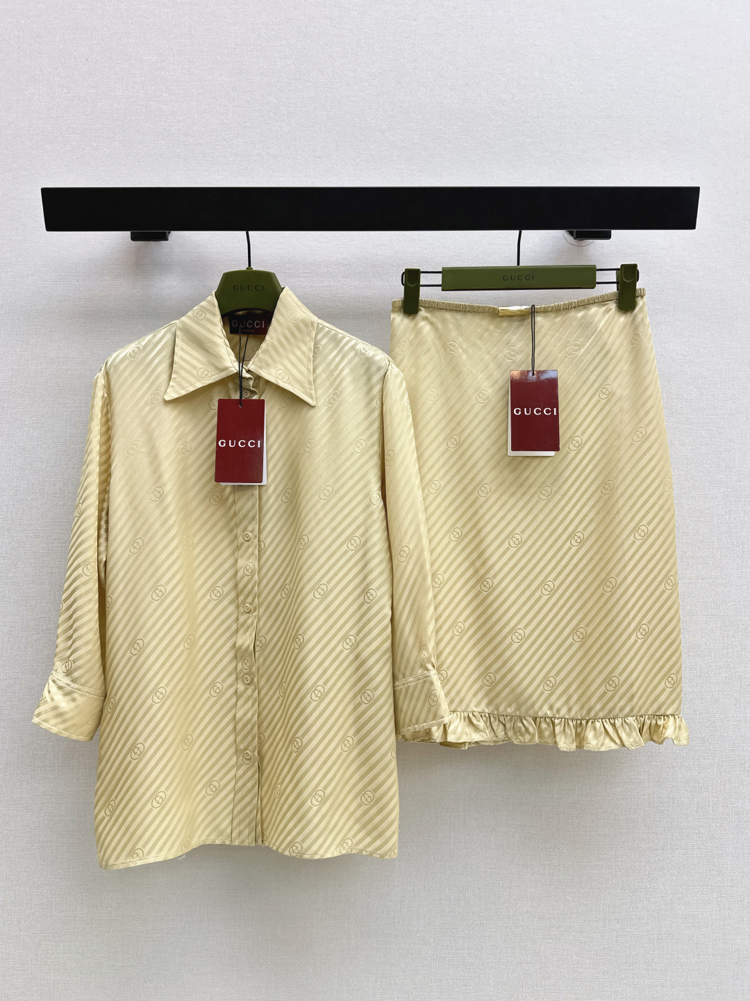 NO:748312,Gu 26Ss————The latest double G jacquard suit silk shirt + skirt for early spring. The imported jacquard silk material has a lustrous texture that is nourishing and comfortable. This suit is also very gentle. The clear haze blue tone makes the temperament gentle. The dark pattern double G jacquard is low-key and shows texture. The drape silk fabric has a lazy and high-end feel. The combination of shirt and skirt is worry-free and versatile, whether it is daily commuting or dating, you can easily wear an elegant and sophisticated style.  Separately developed in one color, ready for sale, sml, lining, skirts, shirts, real silk,19860909Gu 26Ss————早春最新款双G提花套装真丝衬衫+半裙 进口提花真丝材质质感光泽养肤舒适 这款套装也太戳温柔风了 清透的雾霾蓝调衬得气质温婉 暗纹双G提花低调又彰显质感 垂坠的真丝面料自带慵懒高级感 衬衫配半裙的组合省心又百搭 不管是日常通勤还是约会穿搭 都能轻松穿出优雅又精致的格调 一色分开发 现货发售sml 衬,,skirts,shirts,real silk,,Women's clothing