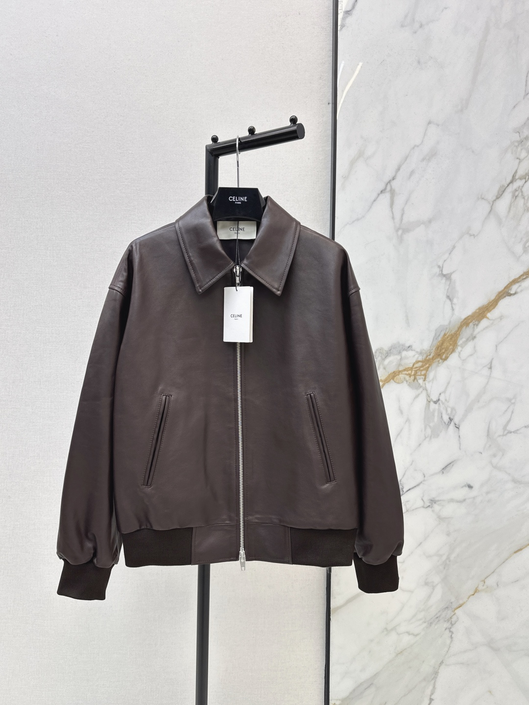 NO:748310,Fashionable and exquisite outfit Ce 26Ss————The latest retro sheepskin old cadre jacket in early spring, chocolate brown retro tone, original custom-made top-grade imported lambskin fabric, thick and delicate leather texture, 3D three-dimensional tailoring, seemingly simple version, overweight classic silhouette jacket, super popular, fashionable and handsome casual lazy style, two colors ready for sale sml,,jackets & coats,jackets & coats,sheepskin,19860909时髦精穿搭 Ce 26Ss————早春最新款复古绵羊皮老干部夹克外套巧克力棕色复古的调调 原版定制顶级进口小羊皮面料 皮质肉感厚实细腻 3D立体剪裁看似简单版型超重经典廓形夹克超级大爱 时髦又帅气的随性慵懒风 两色现货发售sml,,jackets & coats,jackets & coats,sheepskin,,Women's clothing