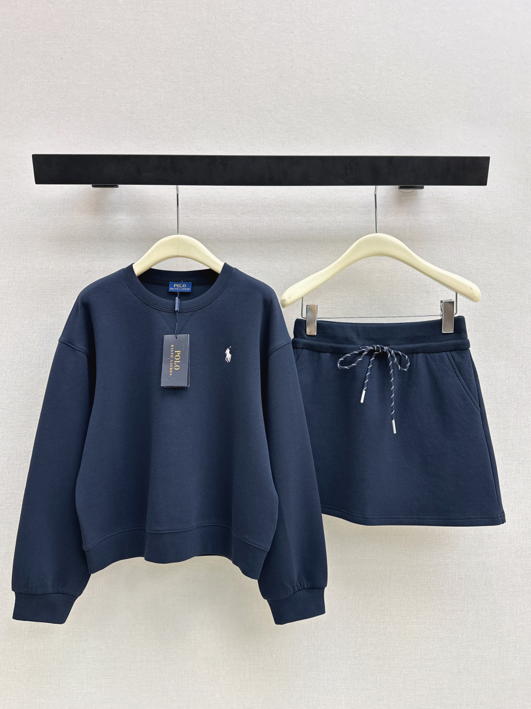 NO:748292,RL 26Ss————The latest old-money casual suit in early spring, a set with pony embroidery, a round-neck loose sweatshirt + an elastic skirt, a super easy-to-wear set, whether it is a set or worn alone, it is versatile, casual and sports style, old-money and elegant, definitely not afraid of going out of style, always classic, available in one set, three colors available for sale sml, hoodie, sweatshirts, skirts,19860909RL 26Ss————早春最新款老钱休闲套装 小马刺绣一套搭配 圆领宽松卫衣+松紧半裙 超级好穿的一套 不管是一套搭配或者单独穿都很百搭 休闲运动风 老钱有气质 绝对不怕过时 永远经典 一套出 三色现货发售sml,,hoodie,sweatshirts,skirts,,Women's clothing