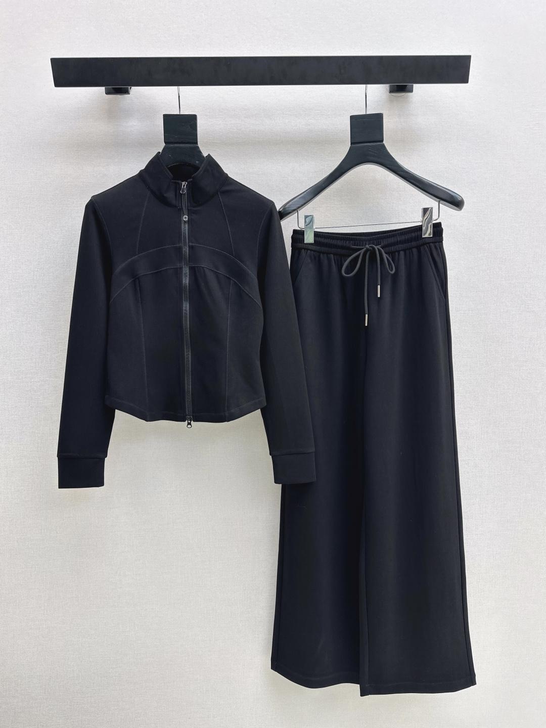 NO:748305,Alo 25Ss————The latest casual suit for autumn and winter, a slim-fit stand-up collar jacket + elastic waist trousers. A set of high-end lazy style that does not flatter the upper body and makes the upper body slimmer. The imported pure cotton fabric is comfortable and skin-friendly and very easy to wear. One set is worry-free. It is very necessary for daily outings. One set is available. Two colors are available for sale sml,,jackets & coats,19860909Alo 25Ss————秋冬最新款休闲套装修身立领外套+松紧腰长裤 一套高级慵懒风版型不挑人上身巨显瘦 进口纯棉面料舒适亲肤非常好穿 一套搭配无烦恼 日常出街太需要了 一套出 两色现货发售sml,,jackets & coats,,Women's clothing