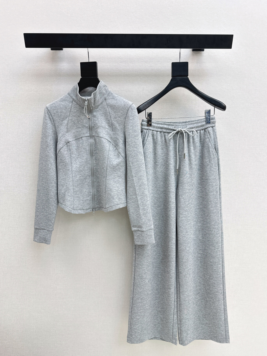 NO:748298,Alo 25Ss————The latest casual suit for autumn and winter, a slim-fit stand-up collar jacket + elastic waist trousers. A set of high-end lazy style that does not flatter the upper body and makes the upper body slimmer. The imported pure cotton fabric is comfortable and skin-friendly and very easy to wear. One set is worry-free. It is very necessary for daily outings. One set is available. Two colors are available for sale sml,,jackets & coats,19860909Alo 25Ss————秋冬最新款休闲套装修身立领外套+松紧腰长裤 一套高级慵懒风版型不挑人上身巨显瘦 进口纯棉面料舒适亲肤非常好穿 一套搭配无烦恼 日常出街太需要了 一套出 两色现货发售sml,,jackets & coats,,Women's clothing