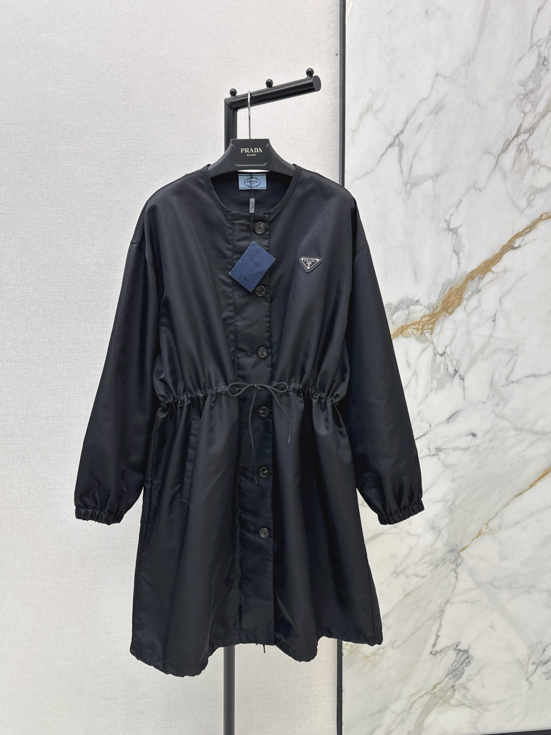 NO:748286,PD 26Ss————The latest spring and summer nylon zipper single-breasted long coat, loose version with drawstring waist and adjustable design. It can be sweet or salty to reduce age, fashionable and handsome. The classic and unflattering version makes the upper body slimmer. A must-have for fair and beautiful women. Two colors are available for sale sml,,jackets & coats,19860909PD 26Ss————春夏最新款尼龙拉链单排扣长款外套宽松版型抽绳收腰可调节设计 可甜可盐减龄时髦又帅气 经典不挑人版型上身巨显瘦 白富美必备 两色现货发售sml,,jackets & coats,,Women's clothing