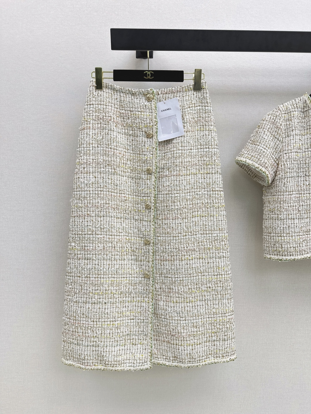 NO:748276,C home 26Ss - the latest style of small fragrant style woven slub tweed long skirt in early spring. The beautiful high-end woven fabric is super beautiful in real life. The three-dimensional texture is full of exquisiteness. The upper body has a noble temperament. The customized 3D three-dimensional tailoring version is very slim. It is very wearable and looks better. French socialite style is elegant and high-end. A must-have for rich families. One color ready for sale sml, chanel, skirts,19860909C家 26Ss———早春最新款小香风编织粗纺花呢长款半裙 绝美高级编织面料实物超美 立体肌理感精致感满满 上身自带一种高贵气质 定制3D立体剪裁版型巨显瘦 实穿度高颜值也更高 法式名媛风优雅又高级 富家千金必备 一色现货发售sml,,chanel,skirts,,Women's clothing