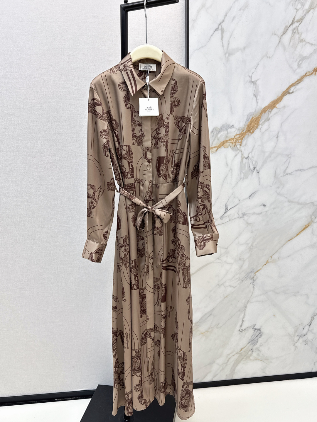 NO:749313,Her 26Ss————The latest temperament printed long dress in early spring, 100% twill silk fabric, a must-have versatile item for Bai Fumei, full positioning printing, temperament, loose version design concept, simple and elegant, the upper body is super slim, one color is available for sale smlxl,,skirts,real silk,19860909Her 26Ss————早春最新款气质印花长款连衣裙百分百斜纹绸真丝面料 白富美必备百搭单品 全定位印花 气质宽松版型设计理念简约大气 上身超显瘦 一色现货发售smlxl,,skirts,real silk,,Women's clothing