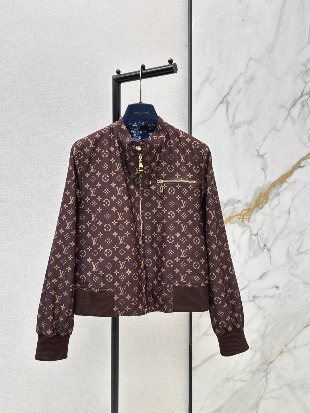 NO:749309,Ljia 26Ss - the latest reversible jacket in early spring. Classic presbyopic style with baseball jacket. The upper body is handsome and stylish. Customized hardware accessories. High-end series. Very high-end imported high-density texture. The upper body is very sassy. One color ready for sale sml,, louis vuitton, jackets & coats, jackets & coats,19860909L家 26Ss———早春最新款双面可穿夹克外套 经典老花的搭配棒球服夹克版型 上身帅气又时髦有型 开模定制的五金配件 高级系列款 非常高级的进口高密度质地 上身非常飒 一色现货发售sml,,louis vuitton,jackets & coats,jackets & coats,,Women's clothing