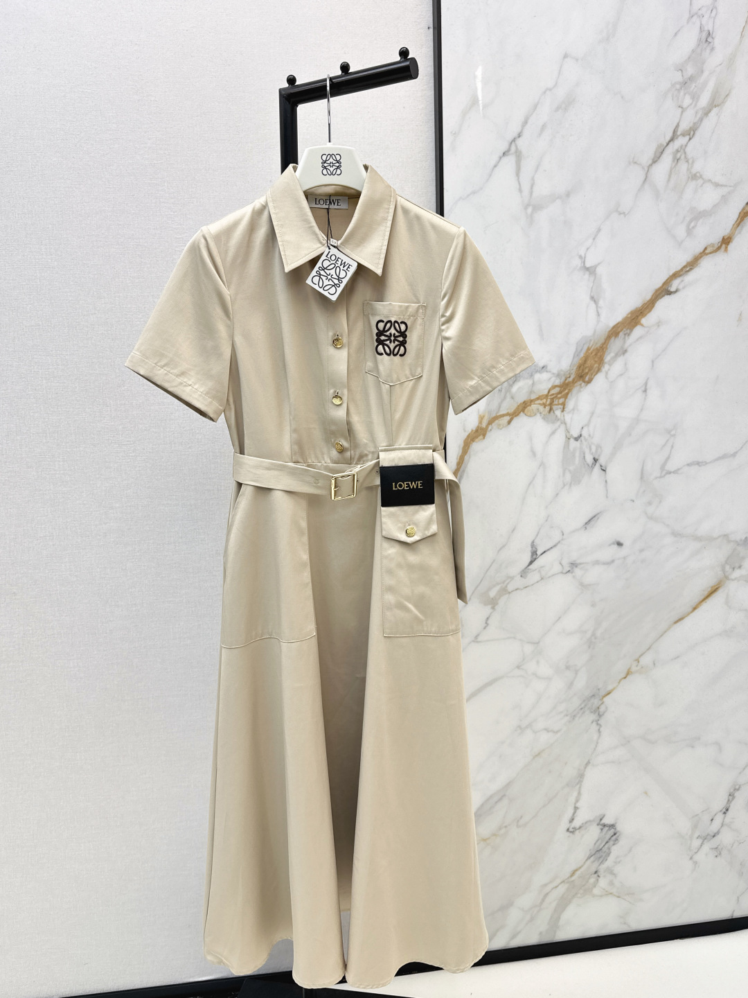 NO:749344,Loe 26Ss————The latest short-sleeved long dress with logo embroidery in early spring. It is full of texture and elegant design. It is OK for daily OL. A fashionable dress with unique charm. Two colors are available in stock. SML, loewe, skirts, T-shirt,19860909Loe 26Ss————早春最新款短袖logo刺绣长款连衣裙 质感十足 优雅气质设计 日常OL都OK 一款具有独特魅力的时尚连衣裙 两色现货发售sml,,loewe,skirts,T-shirt,,Women's clothing