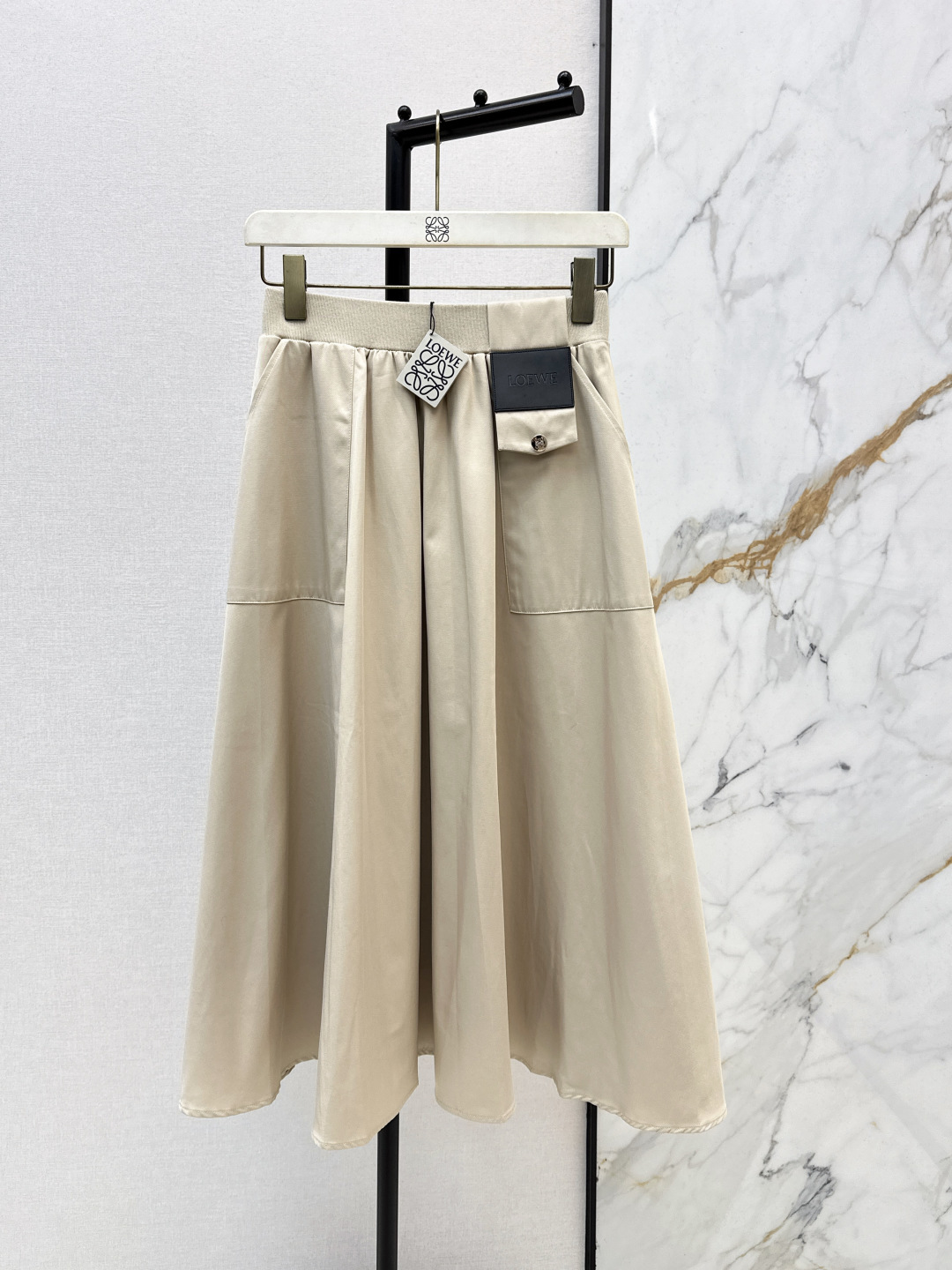 NO:749333,Loe 26Ss————The latest spring and summer style long umbrella-shaped skirt with logo leather brand decoration SS new skirt Retro and fashionable, low-key temperament and luxurious and high-end. The version is versatile and not picky. Two colors are available for sale sml,,loewe,skirts,19860909Loe 26Ss————春夏最新款logo皮牌装饰长款伞状半裙 SS新款半裙 复古时髦 低调气质又奢华高级 版型百搭不挑人 两色现货发售sml,,loewe,skirts,,Women's clothing