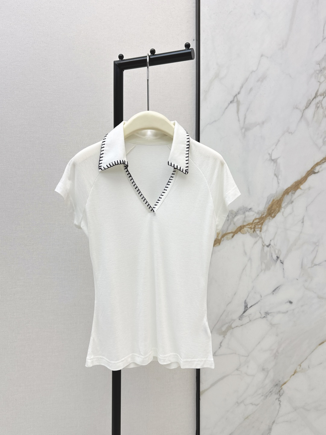 NO:749278,Stylish design 26Ss————The latest contrasting color hand-crocheted lapel T-shirt in early spring. It is very dense and feels super good. It is a really hard-working one. The details are perfect. The regular version. The upper body is not picky at all. It is simple and generous. It instantly enhances the temperament. Two colors are available for sale sml, tees, t-shirt,19860909时髦设计 26Ss————早春最新款撞色手工钩花翻领T恤 密度很高手感超好 真的费劲心血的一款 细节完美 常规版型 上身完全不挑人简单大方 瞬间提升气质 两色现货发售sml,,tees，t-shirt,,Women's clothing