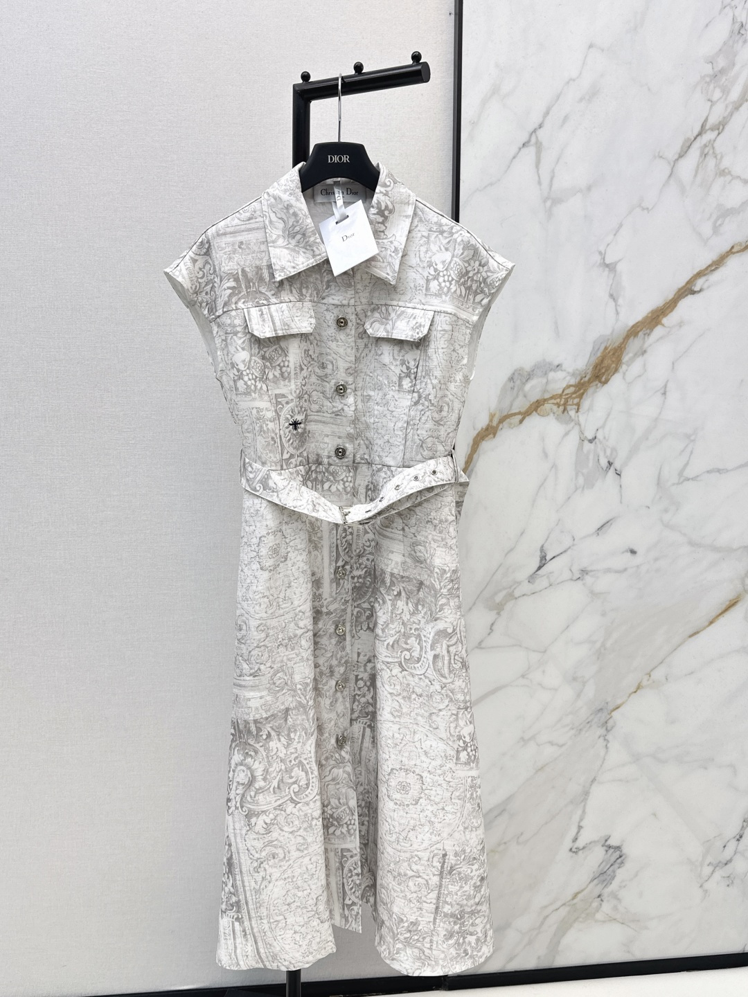 NO:749329,CD 26Ss——————The latest classic printed long dress for spring and summer, low-key luxury three-dimensional tailoring, streamlined line design, noble and elegant, and full of gentle and intellectual temperament. Imported special materials will be amazing when you receive it. The texture of the customized fabric is awesome. Two colors are on sale in stock sml,,skirts,19860909CD 26Ss—————春夏最新款经典印花长款连衣裙低调奢华立体剪裁 精简线条感设计 高贵典雅又尽显温柔知性的气质 进口特殊材质 收到手会很惊艳 定制面料质感超赞 两色现货发售sml,,skirts,,Women's clothing