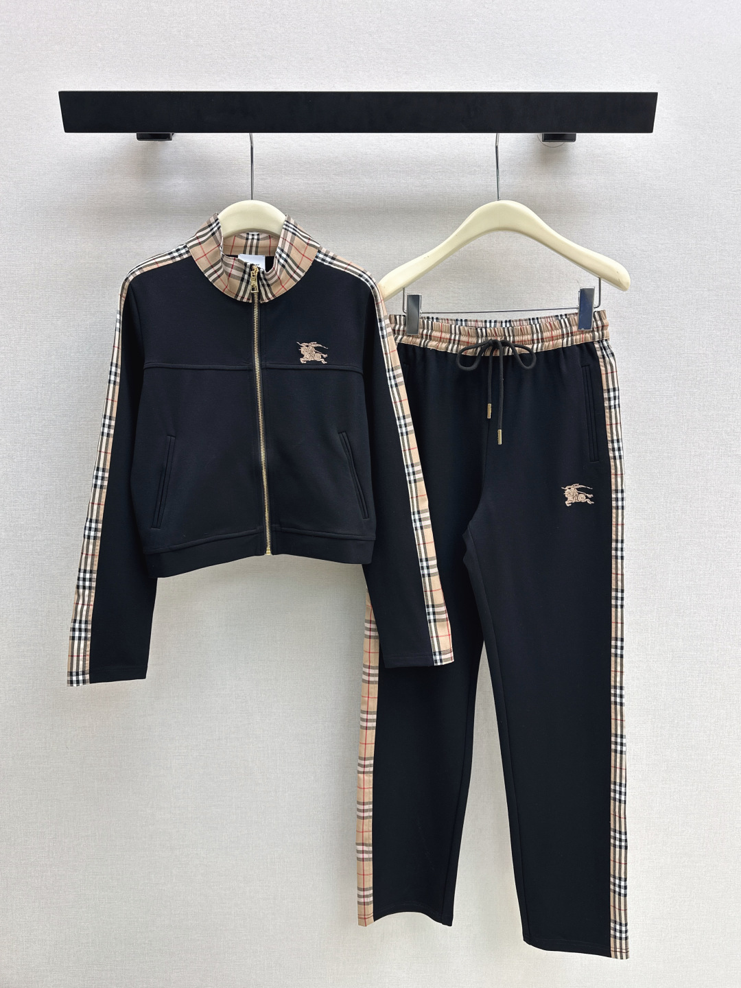 NO:749325,Bur 26Ss - the latest early spring spliced ​​plaid casual suit, stand-up collar suit + elastic waist casual pants. It is extremely comfortable. There is no reason to refuse it. It has a cool style. It is suitable for daily commuting. The design is unique regardless of the occasion. The sense of layering is richer. It is full of small details. It is a set. One color is available for sale sml,, burberry,19860909Bur 26Ss————早春最新款拼接格纹休闲套装立领套装+松紧腰休闲裤 舒适度极强 没有理由可以拒绝它 可A可飒的风格 日常通勤穿什么的都是很OK 不挑场合设计独特 层次感更加丰富 满满小细节太加分 一套出 一色现货发售sml,,burberry,,Women's clothing