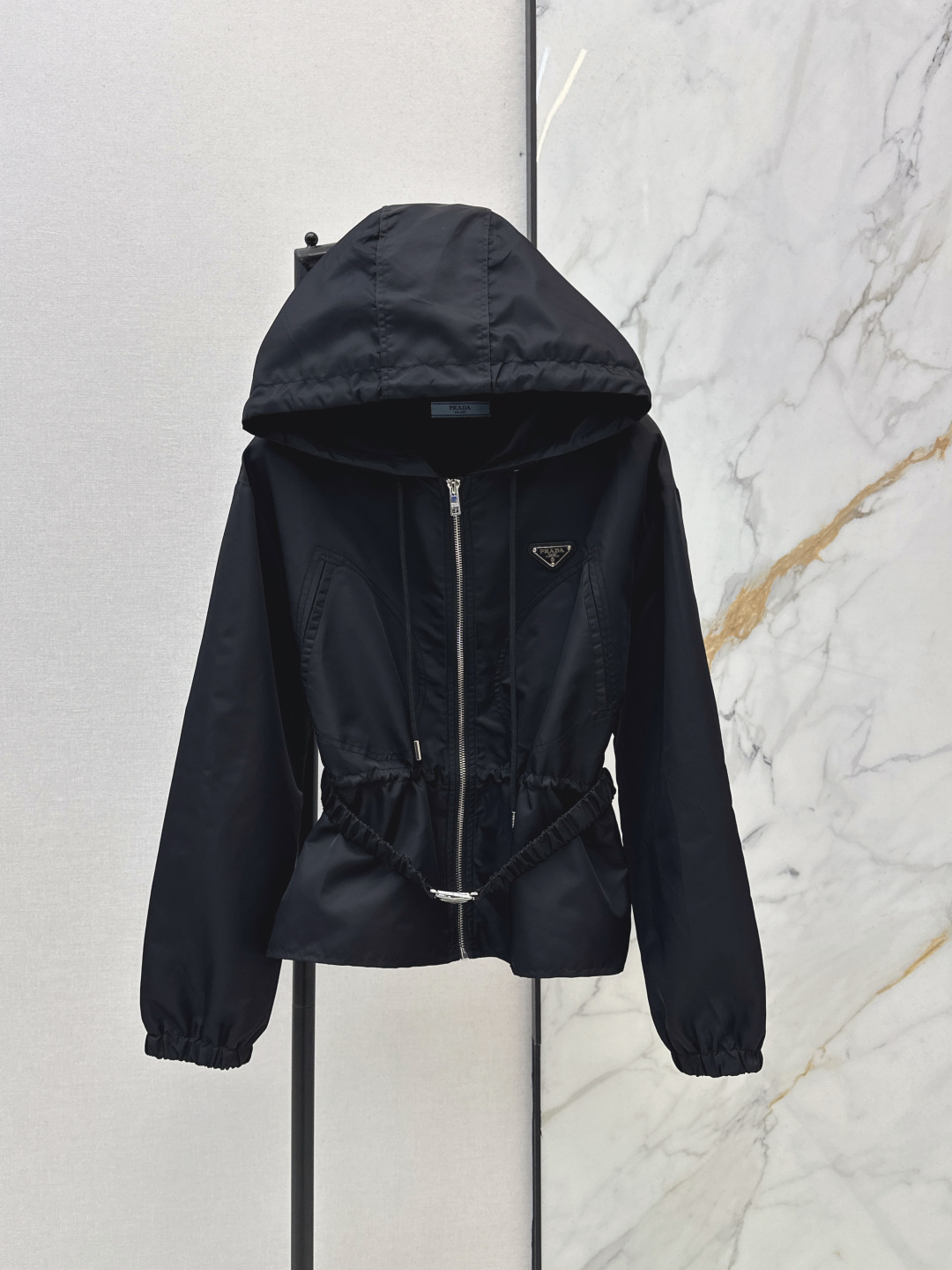 NO:749322,PD 26Ss————The latest spring and summer classic hooded nylon jacket decorated with triangle logo. Classic and stylish. It has its own aura. The texture of the fabric is very nice. It is fashionable and high-end. The color is super positive. The upper body is white and slim. It has a cool and handsome series. The upper body has a full aura when walking. The length is just right and easy to control. One color ready for sale sml,, jackets & coats, hats,19860909PD 26Ss————春夏最新款经典三角标装饰连帽尼龙外套 经典又有型 自带气场 面料质感很奈斯 时髦又高级 颜色超级正 上身显白又显瘦 自带酷帅感的系列 走路都带风 上身气场全开 长度恰到好处 轻松驾驭 一色现货发售sml,,jackets & coats,hats,,Women's clothing