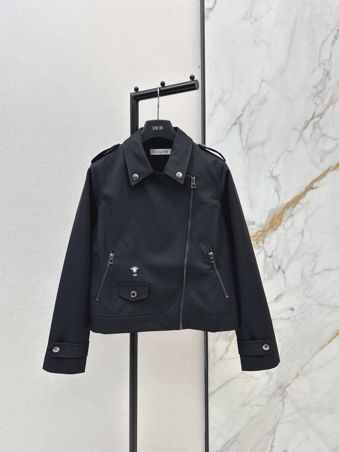 NO:749312,CD 26Ss————The latest spring and summer bee embroidered jacket with British style. Classic design. The upper body is exquisite and capable. Easy to match. Customized imported fabrics are crisp and stylish. Full of high-end sense. One color ready for sale sml,,jackets & coats,jackets & coats,19860909CD 26Ss————春夏最新款蜜蜂刺绣夹克外套英伦风气质 经典款设计 上身精致又干练得体 搭配起来随心应手 定制的进口面料挺括有型 满满的高级感 一色现货发售sml,,jackets & coats,jackets & coats,,Women's clothing