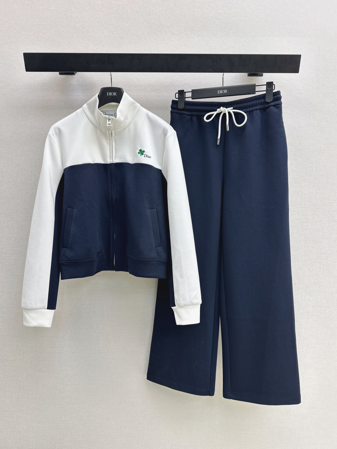 NO:749308,CD 26Ss————The latest spring and summer casual color matching suit with spliced ​​stand-up collar jacket + elastic waist casual pants. It is extremely comfortable and has a cool style. It is suitable for daily commuting. It is suitable for any occasion. The design is unique and has a richer sense of layering. One set is available. SML,,jackets & coats,jackets & coats,19860909CD 26Ss————春夏最新款休闲拼色套装拼接立领夹克外套+松紧腰休闲裤 舒适度极强 可A可飒的风格 日常通勤穿什么的都是很OK 不挑场合的 设计独特 层次感更加丰富 一套出 一色现货发售sml,,jackets & coats,jackets & coats,,Women's clothing