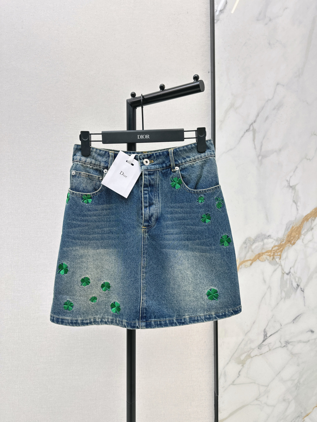 NO:749302,CD 26Ss————The latest spring and summer denim skirt with four-leaf clover embroidery decoration. Super fashionable new denim denim. The upper body is cool and sassy in individual tones. The texture is fine and the cotton feels natural. It has a sinewy feel yet is soft. Super beautiful. One color ready for sale smlxl,,skirts,19860909CD 26Ss————春夏最新款四叶草刺绣装饰牛仔半裙 超时髦新款丹宁牛仔 个性色调上身又酷又飒爽 纹理细腻棉感自然 既有筋骨感又不失柔软 超级漂亮 一色现货发售smlxl,,skirts,,Women's clothing