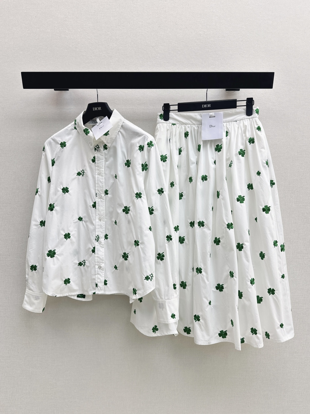 NO:749293,CD 26Ss————The latest spring and summer lucky four-leaf clover series suit shirt + umbrella skirt, full of small details, which is a plus. Exquisite workmanship, age-reducing fashion, good hold style, won the hearts of fairies, soft and textured, classic, developed in one color, ready for sale, smlxl lining, skirts, shirts,19860909CD 26Ss————春夏最新款幸运四叶草系列套装衬衫+伞状半裙 满满小细节太加分了.做工精致 减龄时尚 好HOLD住造型 深得仙女心 柔软有质感 经典之作 一色分开发 现货发售smlxl 衬,,skirts,shirts,,Women's clothing