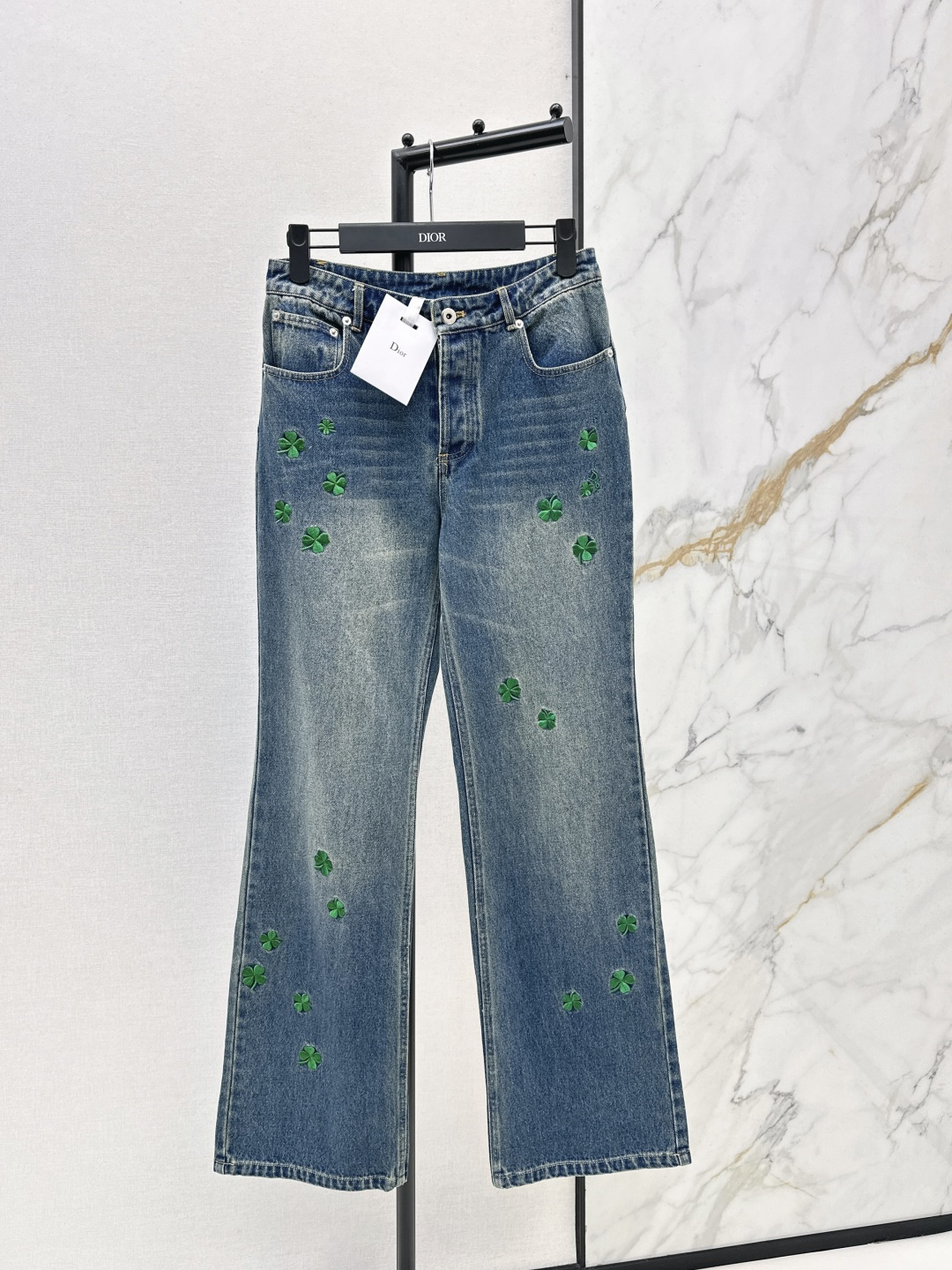 NO:749288,CD 26Ss————Latest spring and summer lucky four-leaf clover embroidered denim suit lapel denim jacket + jeans. Super fashionable new denim denim. The upper body is cool and sassy in individual tones. The texture is fine and the cotton feels natural. It is sinewy yet soft. Super beautiful. Developed in one color. Ready for sale smlxl,,jeans,jackets & coats,19860909CD 26Ss—————春夏最新款幸运四叶草刺绣牛仔套装翻领牛仔外套+牛仔裤 超时髦新款丹宁牛仔 个性色调上身又酷又飒爽 纹理细腻棉感自然 既有筋骨感又不失柔软 超级漂亮 一色分开发 现货发售smlxl,,jeans,jackets & coats,,Women's clothing