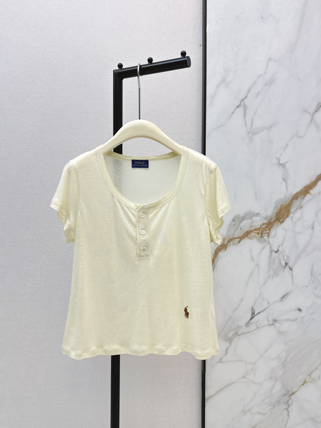 NO:749273,RL 26Ss————The latest contrasting color classic horse logo embroidered T-shirt in early spring. It is very dense and feels super good. It is a really hard-working one. The details are perfect. The regular version. The upper body is not picky at all. It is simple and generous. It instantly enhances the temperament. Two colors are available for sale in sml, tees, t-shirt,19860909RL 26Ss————早春最新款撞色经典马标刺绣T恤 密度很高手感超好 真的费劲心血的一款 细节完美 常规版型 上身完全不挑人简单大方 瞬间提升气质 两色现货发售sml,,tees，t-shirt,,Women's clothing