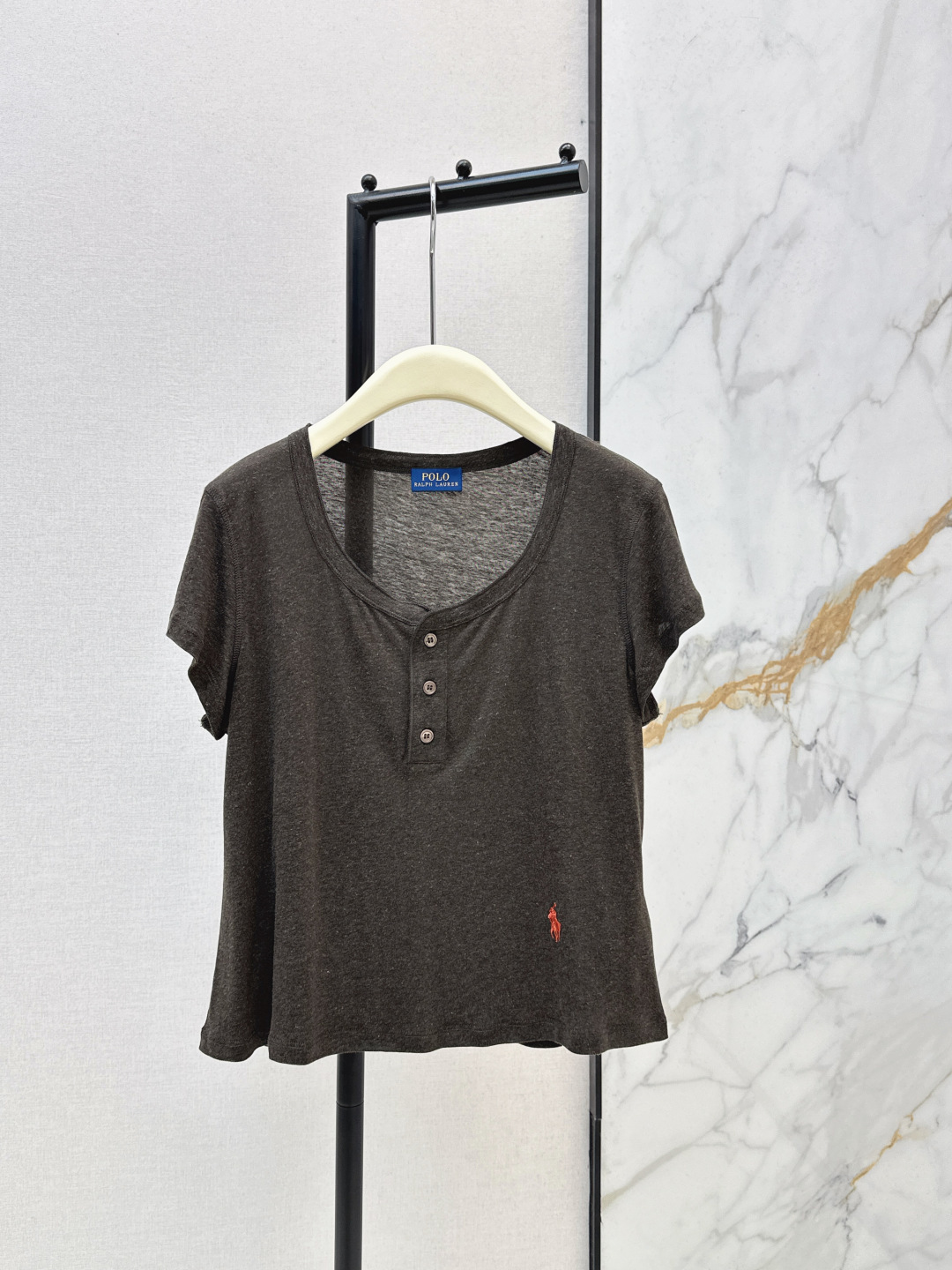 NO:749268,RL 26Ss————The latest contrasting color classic horse logo embroidered T-shirt in early spring. It is very dense and feels super good. It is a really hard-working one. The details are perfect. The regular version. The upper body is not picky at all. It is simple and generous. It instantly enhances the temperament. Two colors are available for sale in sml, tees, t-shirt,19860909RL 26Ss————早春最新款撞色经典马标刺绣T恤 密度很高手感超好 真的费劲心血的一款 细节完美 常规版型 上身完全不挑人简单大方 瞬间提升气质 两色现货发售sml,,tees，t-shirt,,Women's clothing