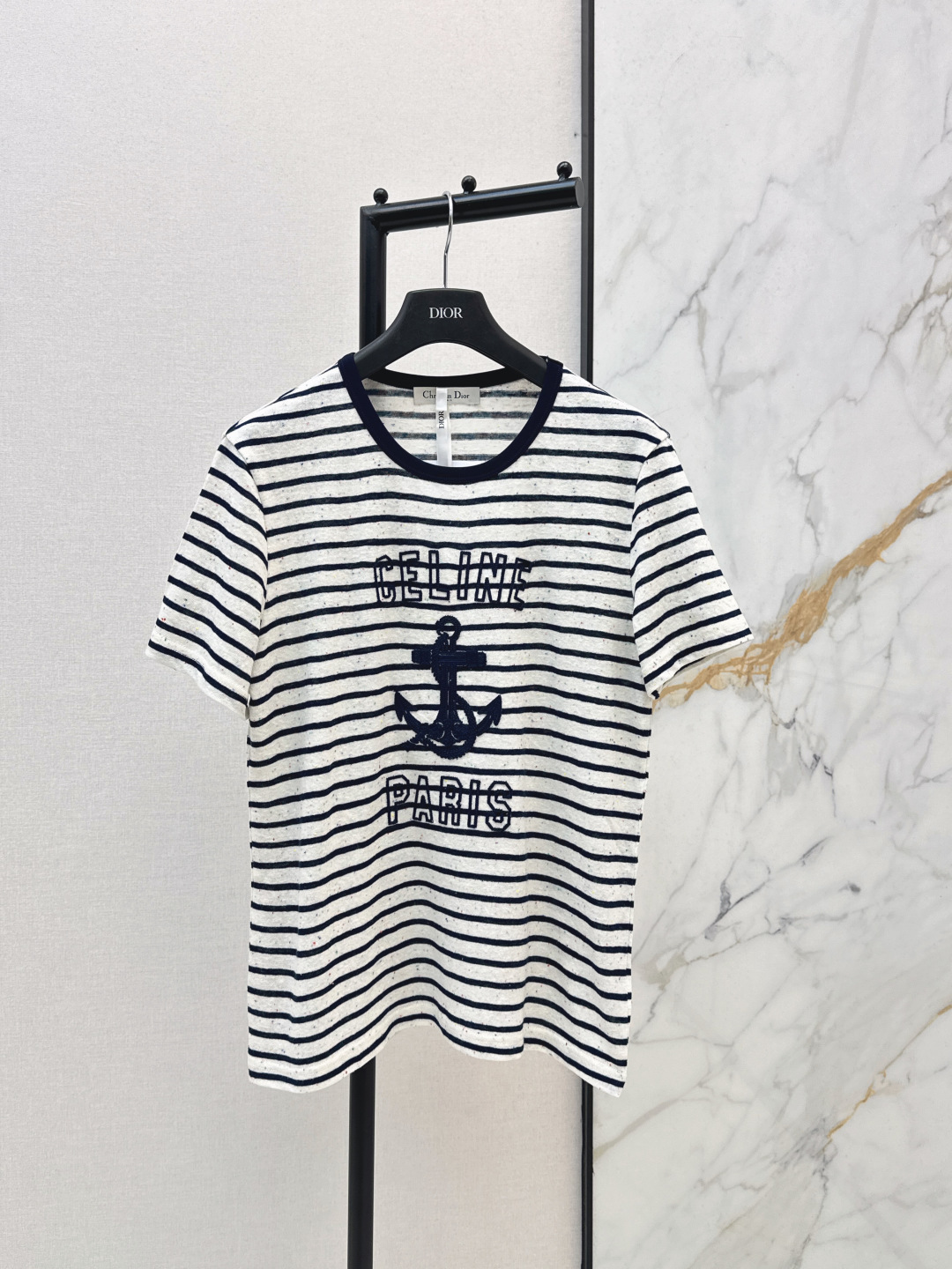 NO:749263,Ce 26Ss————The latest striped T-shirt with contrasting colors and classic letter decoration in early spring. It is very dense and feels great. It is a really hard-working one. The details are perfect. The regular version. The upper body is not picky at all. It is simple and generous. It instantly enhances your temperament. Two colors are available in stock, sml, tees, t-shirt,19860909Ce 26Ss————早春最新款撞色经典字母装饰条纹T恤 密度很高手感超好 真的费劲心血的一款 细节完美 常规版型 上身完全不挑人简单大方 瞬间提升气质 两色现货发售sml,,tees，t-shirt,,Women's clothing