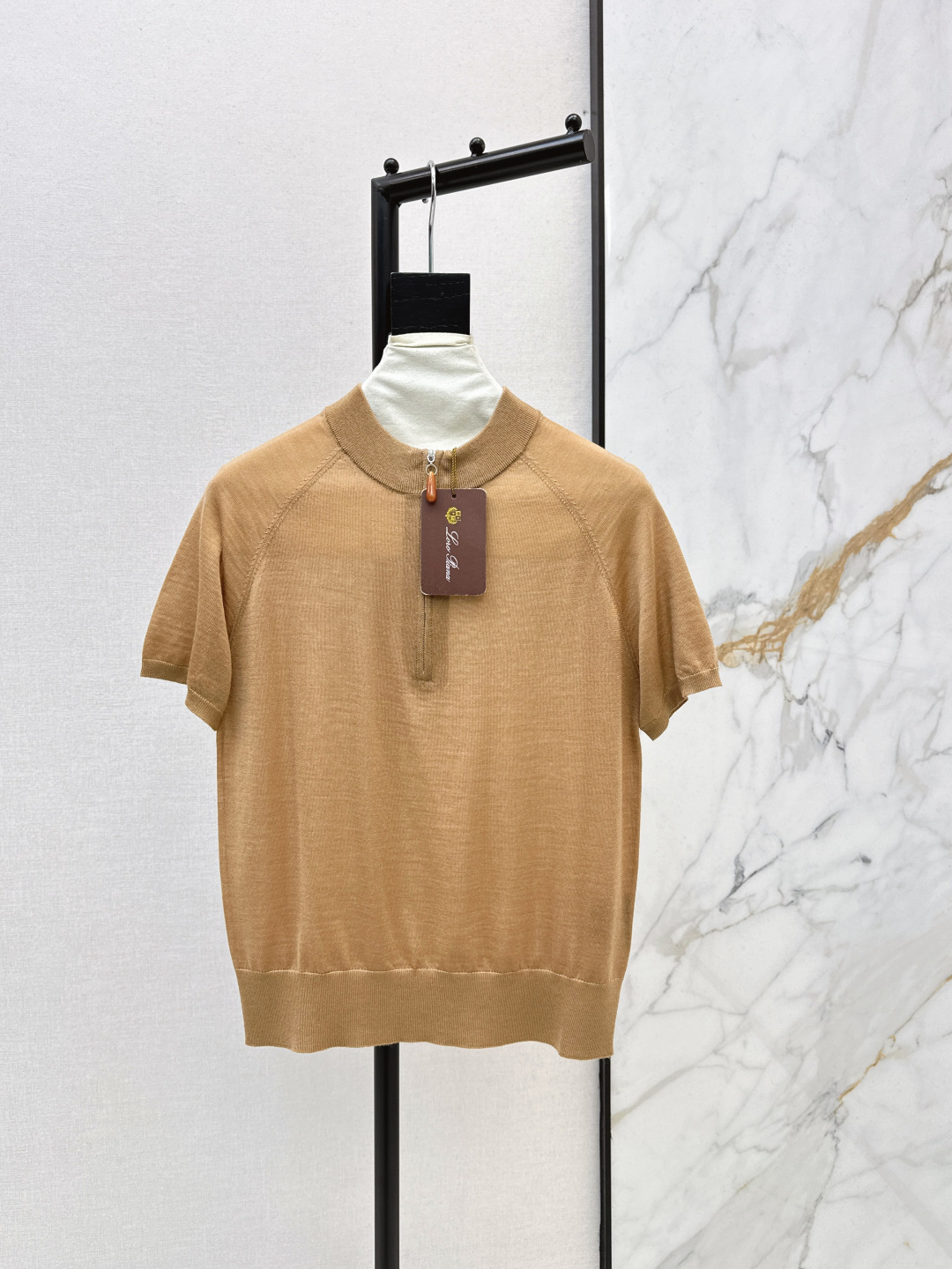 NO:749258,240L 26Ss————The latest spring and summer silk wool knitted short-sleeved top with half-zip pendant decoration. The classic version is huge and slimming. The 18-needle imported wool silk yarn has a light, delicate and soft texture. It has a generous temperament and a round neck. It is elegant and fashionable. The classic version is not flattering on the upper body, looks slim and versatile. Highly recommended as a must-have item. Two colors are available for sale sml, loro piana, T-shirt,19860909240L 26Ss————春夏最新款蚕丝羊毛针织短袖上衣半拉链吊坠装饰经典版型巨显瘦 18针进口羊毛蚕丝纱线轻盈细腻柔软的质感很赞 气质大方圆领优雅又时髦 经典版型不挑人上身显瘦又百搭 强烈推荐必入单品 两色现货发售sml,,loro piana,T-shirt,,Women's clothing