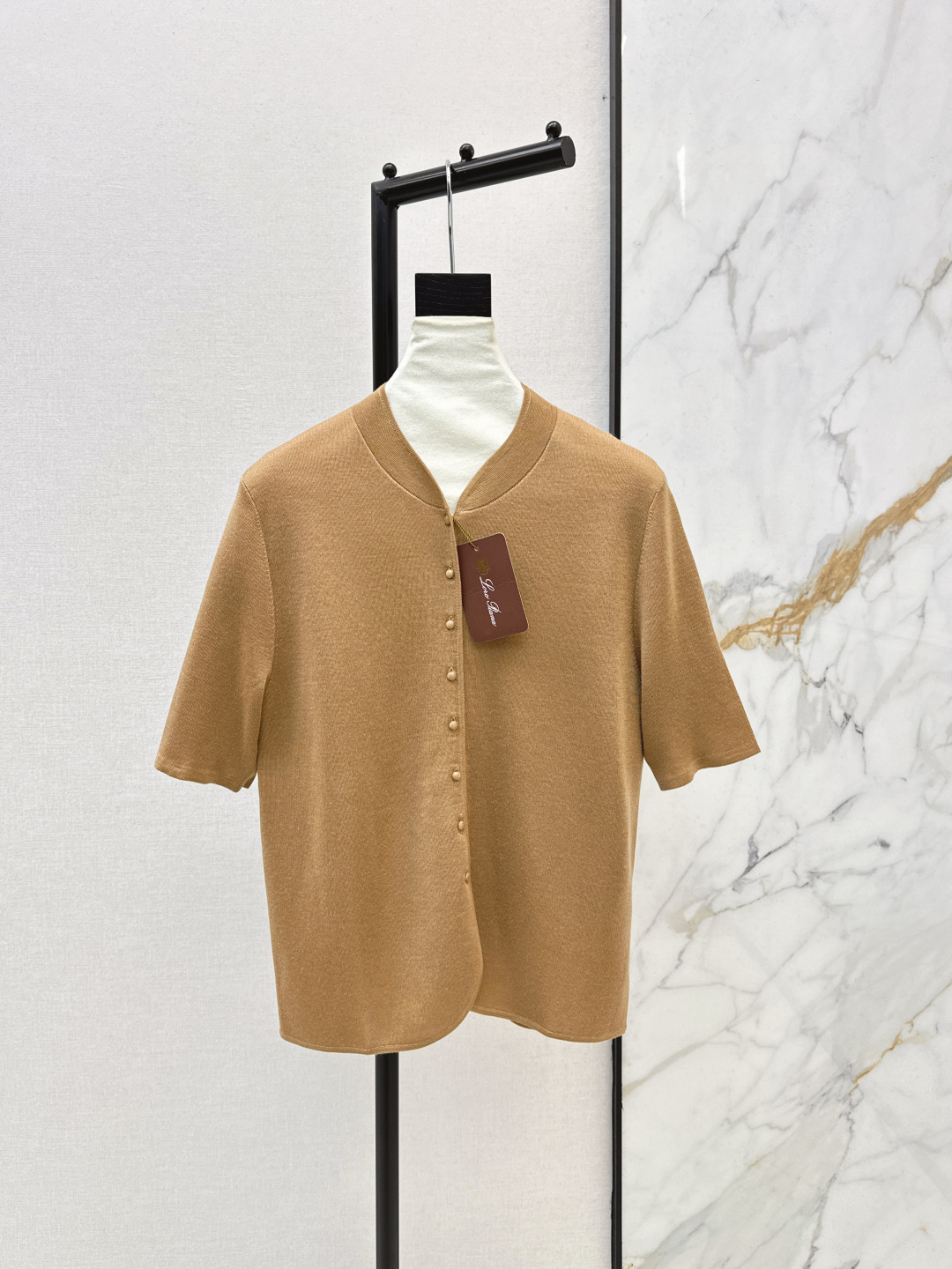 NO:749297,260L 26Ss————The latest high-intellectual wear in spring and summer, the old-money style classic sagna mini short-sleeved coat. The texture of Siping worsted silk wool is amazing. The 18-needle imported wool silk yarn has a light, delicate and soft texture. It is elegant and fashionable. The classic version is slim and versatile. Highly recommended as a must-have item. Two colors are available for sale sml, loro piana, jackets & coats, T-shirt,19860909260L 26Ss————春夏最新款高智感穿搭老钱风经典sagna mini短袖外套四平精纺蚕丝羊毛质感超赞 18针进口羊毛蚕丝纱线轻盈细腻柔软的质感超赞 气质优雅又时髦 经典版型不挑人上身显瘦又百搭 强烈推荐必入单品 两色现货发售sml,,loro piana,jackets & coats,T-shirt,,Women's clothing