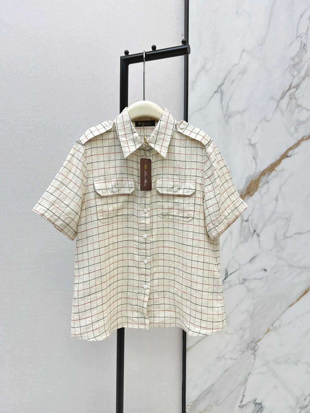 NO:749282,320L 26Ss————The latest spring and summer linen-dyed plaid lapel short-sleeved shirt is a good choice for the workplace and daily life. Natural linen fiber has its own breathable texture. The warm beige-dyed plaid is embellished with red and green fine lines. It is low-key and hides exquisite details. The iconic swallowtail collar design is neat and stylish. Wear it alone to show relaxation and elegance. Layer a vest or a knitted cardigan to add a sense of layering. Easily adapt to the changeable weather in early spring.  Inject a sense of luxury into commuting wear. One color ready for sale sml, loro piana, shirts, T-shirt,19860909320L 26Ss————春夏最新款早春新品亚麻色织格纹翻领短袖衬衫 是职场与日常的质感之选 天然亚麻纤维自带透气肌理 温润米底色织格纹融入红绿细线条点缀 低调中暗藏精致细节 标志性燕尾领设计利落有型 单穿尽显松弛优雅 叠穿马甲或针织开衫更添层次感 轻松适配早春多变天气 为通勤穿搭注入高级感 一色现货发售sml,,loro piana,shirts,T-shirt,,Women's clothing