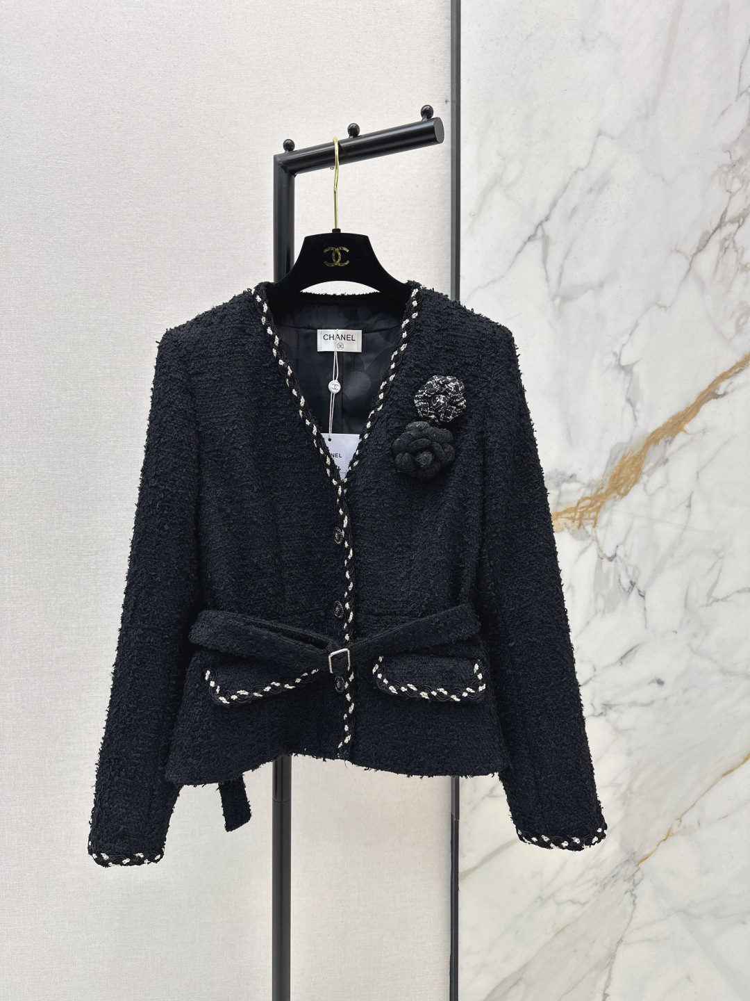 NO:749252,C Home 26Ss - the latest style in early spring with three-dimensional flower-decorated woven jacket. The high-end woven fabric is super beautiful in real life. The three-dimensional texture is full of exquisiteness. The upper body has a noble temperament. The box-shaped version is very slim. It is practical and has a higher appearance. French socialite style is elegant and high-end. A must-have for rich families. One color ready for sale sml,, chanel, jackets & coats,19860909C家 26Ss———早春最新款小香风立体花朵装饰编织外套绝美高级编织面料实物超美 立体肌理感精致感满满 上身自带一种高贵气质 箱型版型巨显瘦 实穿度高颜值也更高 法式名媛风优雅又高级 富家千金必备 一色现货发售sml,,chanel,jackets & coats,,Women's clothing