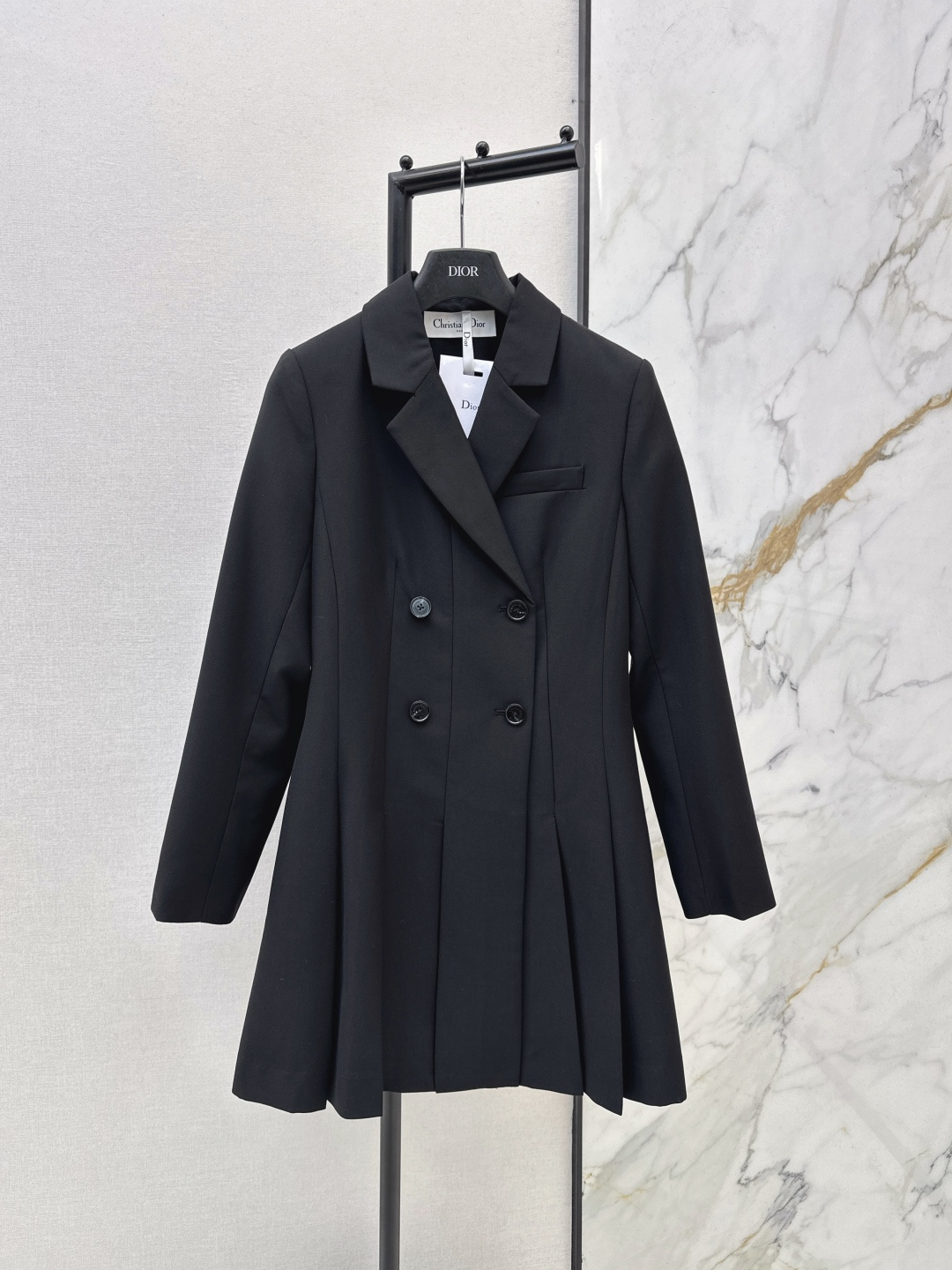 NO:749244,Exclusive first CD 26Ss————The latest double-breasted pleated dress in early spring. A very designed skirt. Simple and high-end. Classic double-breasted three-dimensional waist design. High-end and full. The hem is spliced ​​and pleated. It has a sense of age reduction online. It is definitely your best suit skirt. Two colors are available for sale in sml, skirts, business suit,19860909独家首发 CD 26Ss————早春最新款双排扣压褶连衣裙很有设计感的裙子 简约又高级 经典双排扣立体收腰设计 高级感拉满 下摆拼接压褶 减龄感在线 绝对是你最出色的西装裙子 两色现货发售sml,,skirts,business suit,,Women's clothing