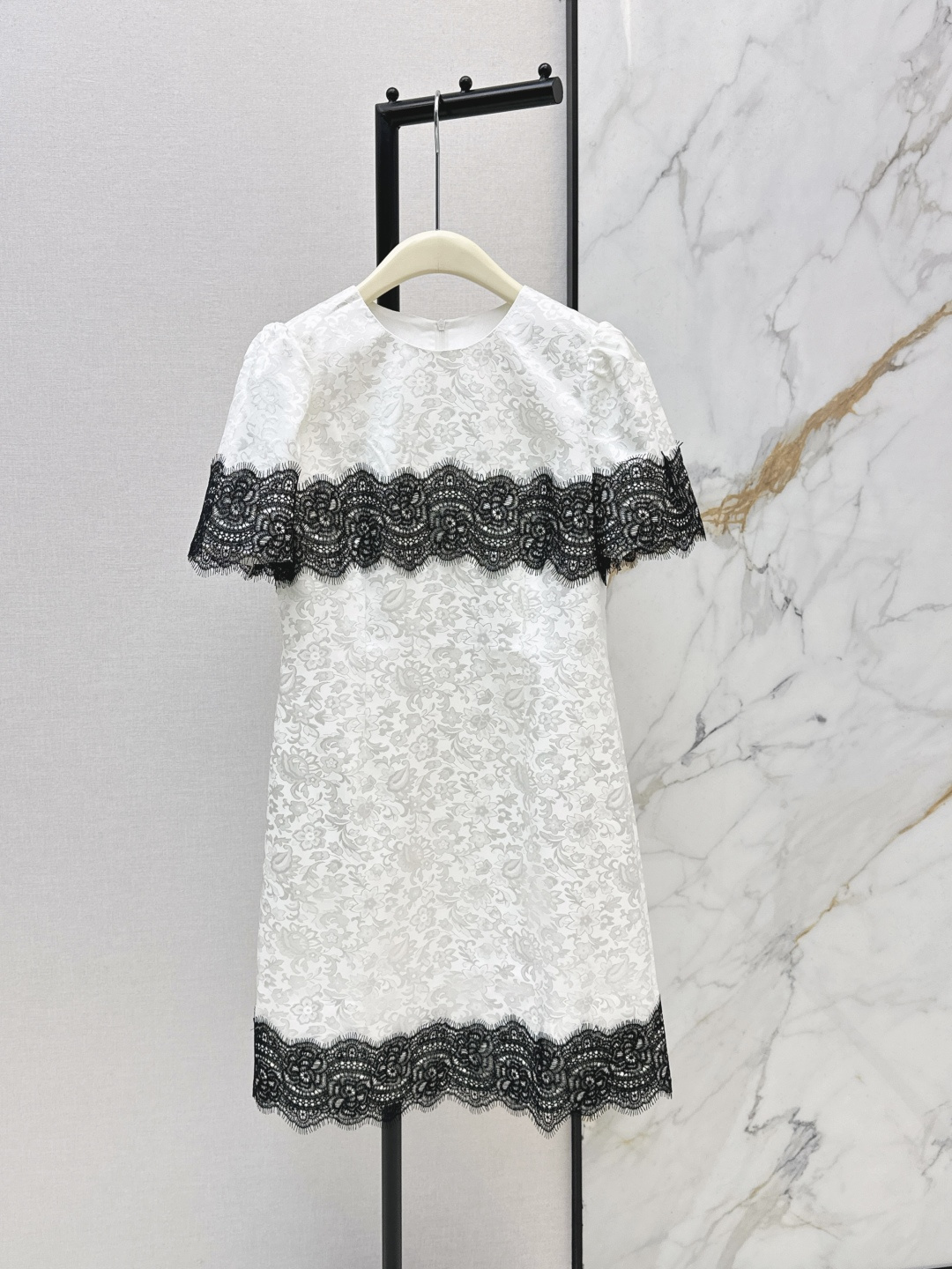 NO:750172,VLTN 26Ss————The latest spring and summer short-sleeved dress with contrasting color splicing and lace decoration. Imported jacquard fabric. Temperament, girly style, age-reducing and sweet flavor. The upper body is slimmer and slimmer. The upper body is super beautiful. One color ready for sale, sml, skirts, T-shirt,19860909VLTN 26Ss————春夏最新款撞色拼接蕾丝装饰短袖连衣裙 进口提花面料 气质少女风减龄甜美气息 不挑人版型上身巨显瘦 上身超好看 一色现货发售sml,,skirts,T-shirt,,Women's clothing