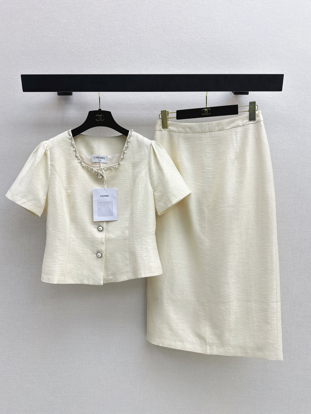 NO:750168,C Home 25Ss————The latest spring and summer style pink suit with age-reducing fragrance. The upper body has a noble temperament. Customized buckle 3D three-dimensional tailoring version is very slim. It is practical and has a higher appearance. French socialite style is elegant and high-end. A must-have for rich families. One set. Two colors available for sale sml,,chanel,19860909C家 25Ss————春夏最新款小香风减龄粉色系套装 上身自带一种高贵气质 定制扣3D立体剪裁版型巨显瘦 实穿度高颜值也更高 法式名媛风优雅又高级 富家千金必备 一套出 两色现货发售sml,,chanel,,Women's clothing