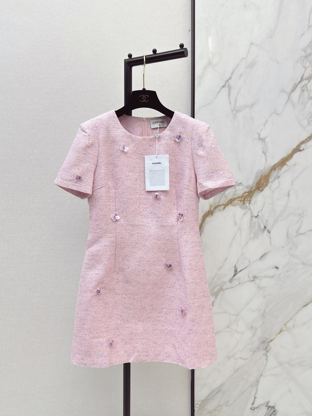 NO:750164,C Home 26Ss————The latest three-dimensional sequin decorated short-sleeved dress for spring and summer. Imported woven fabric. Temperament girlish style to reduce age and sweet smell. The upper body is slimmer and slimmer. The upper body is super good-looking. One color ready for sale sml, chanel, skirts, T-shirt,19860909C家 26Ss————春夏最新款立体亮片装饰短袖连衣裙 进口编织面料 气质少女风减龄甜美气息 不挑人版型上身巨显瘦 上身超好看 一色现货发售sml,,chanel,skirts,T-shirt,,Women's clothing