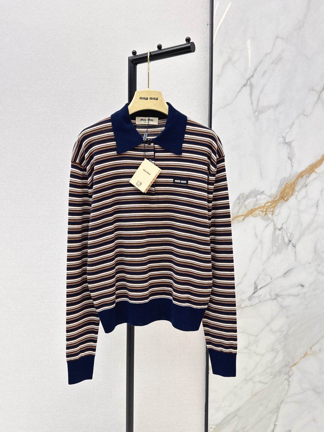 NO:750160,Miu 26Ss - the latest intellectual fashionable striped contrasting color polo collar long-sleeved top for early spring. Imported sheep wool yarn has a delicate texture. The brown and black stripes and the loose oversize version dispel the formal feeling of the Polo shirt. Casual, age-reducing and fashionable. The letter label logo is low-key and luxurious. The classic loose version is versatile and not picky. One color ready for sale sml,, miumiu, versace,19860909Miu 26Ss———早春最新款知识分子时髦条纹撞色polo领长袖上衣 进口绵羊毛纱线质感细腻 棕黑相间的条纹宽松的oversize版型消解了Polo衫的正式感 休闲减龄又时髦 字母标签logo低调奢华 经典宽松版型百搭不挑人 一色现货发售sml,,miumiu,versace,,Women's clothing