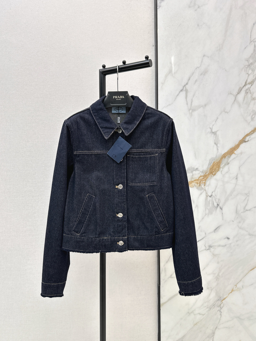 NO:750150,PD 26Ss————The latest spring and summer original color denim jacket with raw edge design at the hem. The details highlight the brand texture. Contrast color topstitching and patch pocket design add a sense of hierarchy. Denim denim color with stitching is full of retro atmosphere. A denim jacket with high practicality. One color ready for sale sml,,jackets & coats,19860909PD 26Ss————春夏最新款原色牛仔外套下摆毛边设计 细节处彰显品牌质感 撞色间面线工艺与贴袋设计增添层次感 丹宁牛仔色配上车缝线复古气息十足 实穿性超高的一件牛仔外套 一色现货发售sml,,jackets & coats,,Women's clothing