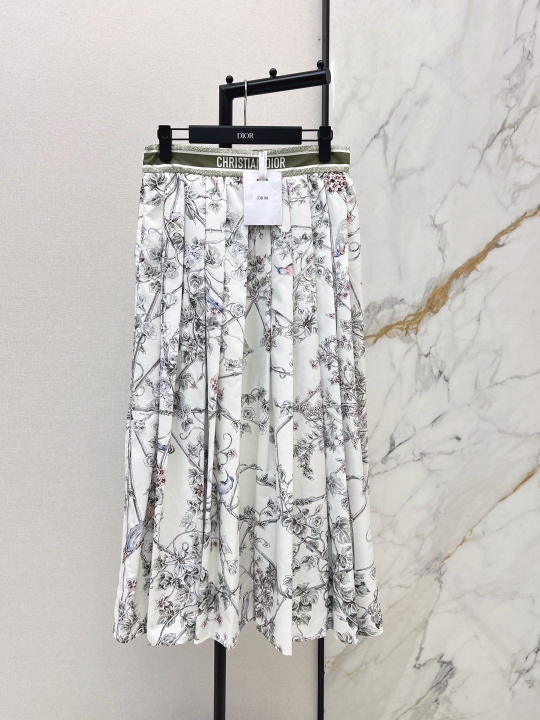 NO:750145,CD 26Ss————The latest spring and summer holiday series printed elegant and smart skirt. It is simple and luxurious. The whole workmanship is very fine. The version is simple and can be seen at a glance. It is beautiful and beautiful. It is low-key and eye-catching. One color ready for sale sml,,skirts,19860909CD 26Ss————春夏最新款度假系列印花飘逸灵动半裙 简约中流露出高奢 整件做工更是非常精细 版型简单一目了然 美伦美幻 低调又要引人注目 一色现货发售sml,,skirts,,Women's clothing