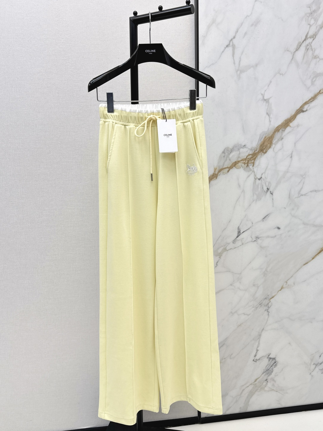 NO:750181,Ce 26Ss————The latest straight-leg pants with carriage embroidery decoration in early spring are not picky about body shape requirements. The upper body is particularly good!  The style of the matching is also very versatile. Exquisite advanced customization. The texture of the fabric is awesome. Retro and elegant. The upper body is cool and handsome, age-reducing and fashionable. Two colors are available for sale sml,,19860909Ce 26Ss————早春最新款马车刺绣装饰直筒裤不挑剔身形要求 上身特别赞！搭配的风格也很通吃 精致高级定制 富有肌理感的面料质感超赞 复古优雅 上身酷帅减龄时髦精 两色现货发售sml,,,Women's clothing