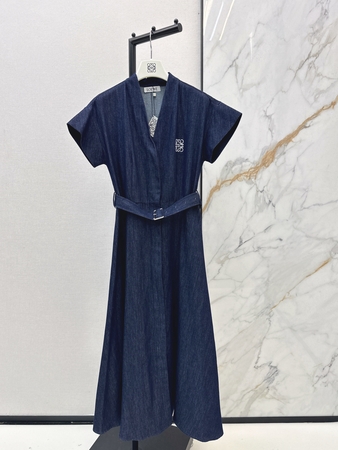 NO:750174,Loe 26Ss————The latest classic logo embroidered new denim waist dress for spring and summer. A god-like denim dress. Original color denim fabric. Stiff and stylish. Not easy to deform. V-neck + waist belt accurately outlines the waistline. It looks taller and slimmer. Sleeveless design is neat and elegant. Wear smartly in the workplace. Wear gentle on dates. Minimalist embroidered logo embellishment. Low-key and high-end. No need to worry about matching.  One color spot sale sml,,loewe,skirts,19860909Loe 26Ss————春夏最新款经典logo刺绣新款牛仔收腰连衣裙 一件封神的牛仔气质连衣裙 原色牛仔面料 挺括有型 不易变形 V领+收腰腰带精准勾勒腰线 显高又显瘦 无袖设计利落大方 职场穿干练 约会穿温柔 极简刺绣logo点缀 低调中透着高级感 不用费心搭配 一色现货发售sml,,loewe,skirts,,Women's clothing