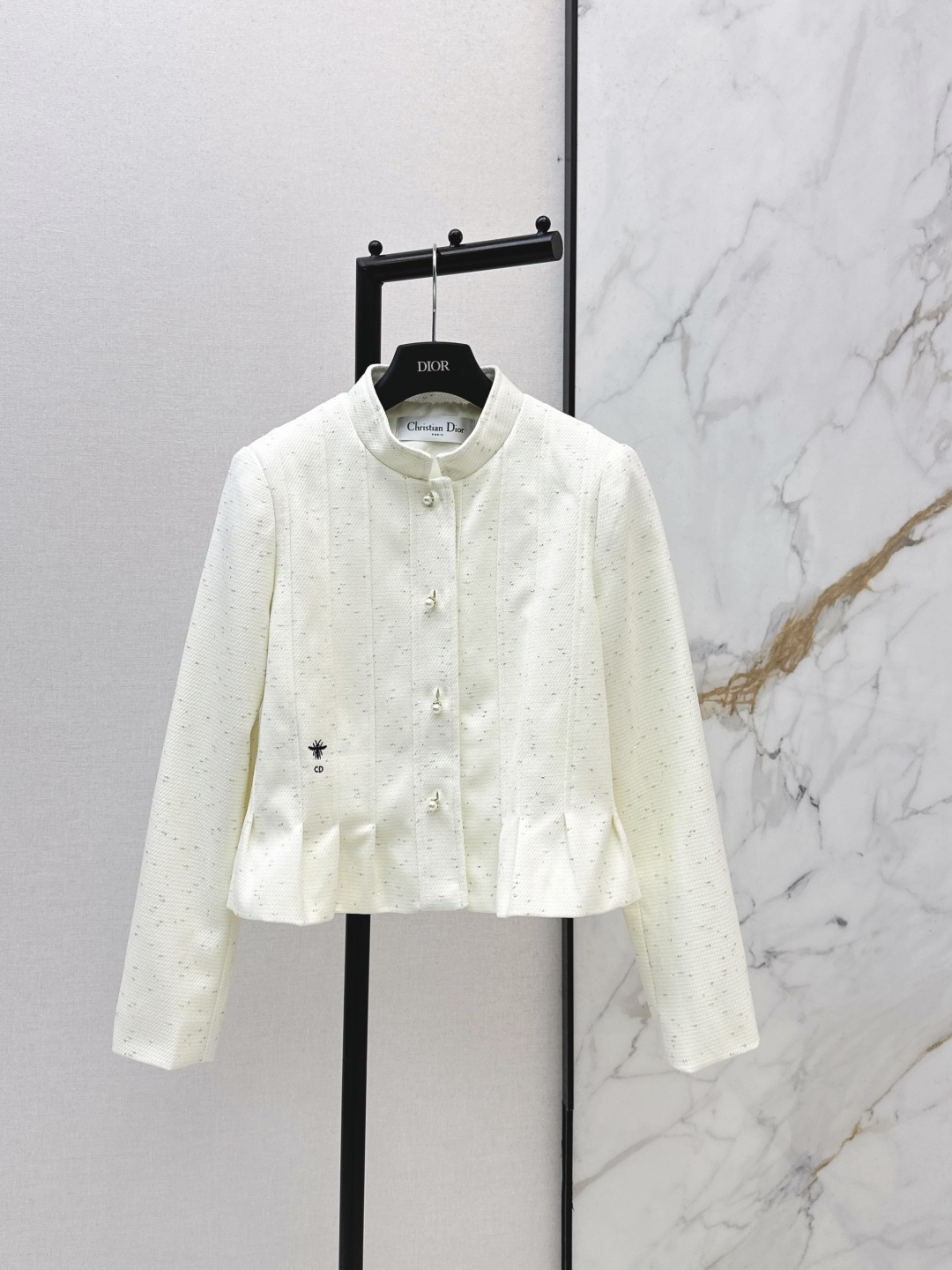 NO:750170,CD 26Ss————The latest spring and summer bee embroidery decorated stand-collar temperament jacket SS new jacket. Classic shape. Fall in love at first sight. The version design can well modify the neck line. The upper body temperament is immediately improved. Customized buttons. The upper body is very beautiful. The color is super white. One color ready for sale sml,,jackets & coats,19860909CD 26Ss————春夏最新款蜜蜂刺绣装饰立领气质外套SS新款外套 经典造型 一眼就爱上了 版型设计能很好的修饰颈部线条 上身气质立马提升定制纽扣 版型上身巨好看 颜色超显白 一色现货发售sml,,jackets & coats,,Women's clothing