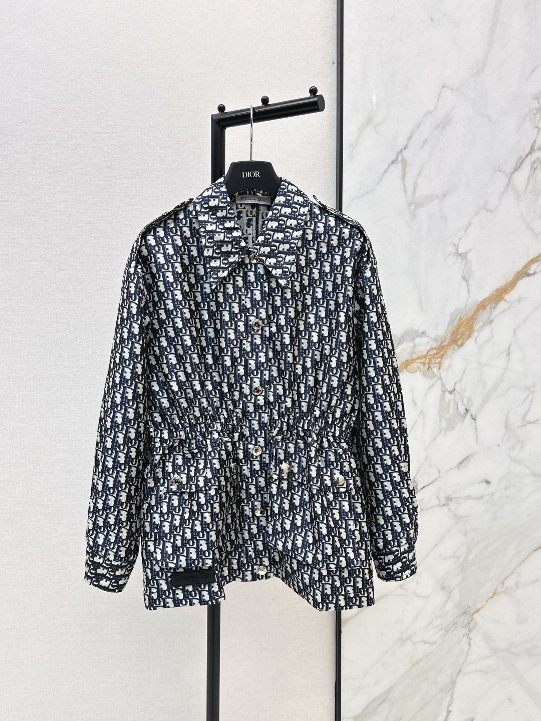 NO:750167,CD 26Ss————The latest spring and summer classic logo jacquard drawstring waist jacket is classic and stylish. It has its own aura. The texture of the fabric is very nice, fashionable and high-end. The color is super positive. The upper body is white and slim. It has a cool and handsome series. The upper body is full of aura when walking. The length is just right and easy to control. One color ready for sale sml,, jackets & coats,19860909CD 26Ss————春夏最新款经典logo提花抽绳收腰外套经典又有型 自带气场 面料质感很奈斯 时髦又高级 颜色超级正 上身显白又显瘦 自带酷帅感的系列 走路都带风上身气场全开 长度恰到好处 轻松驾驭 一色现货发售sml,,jackets & coats,,Women's clothing