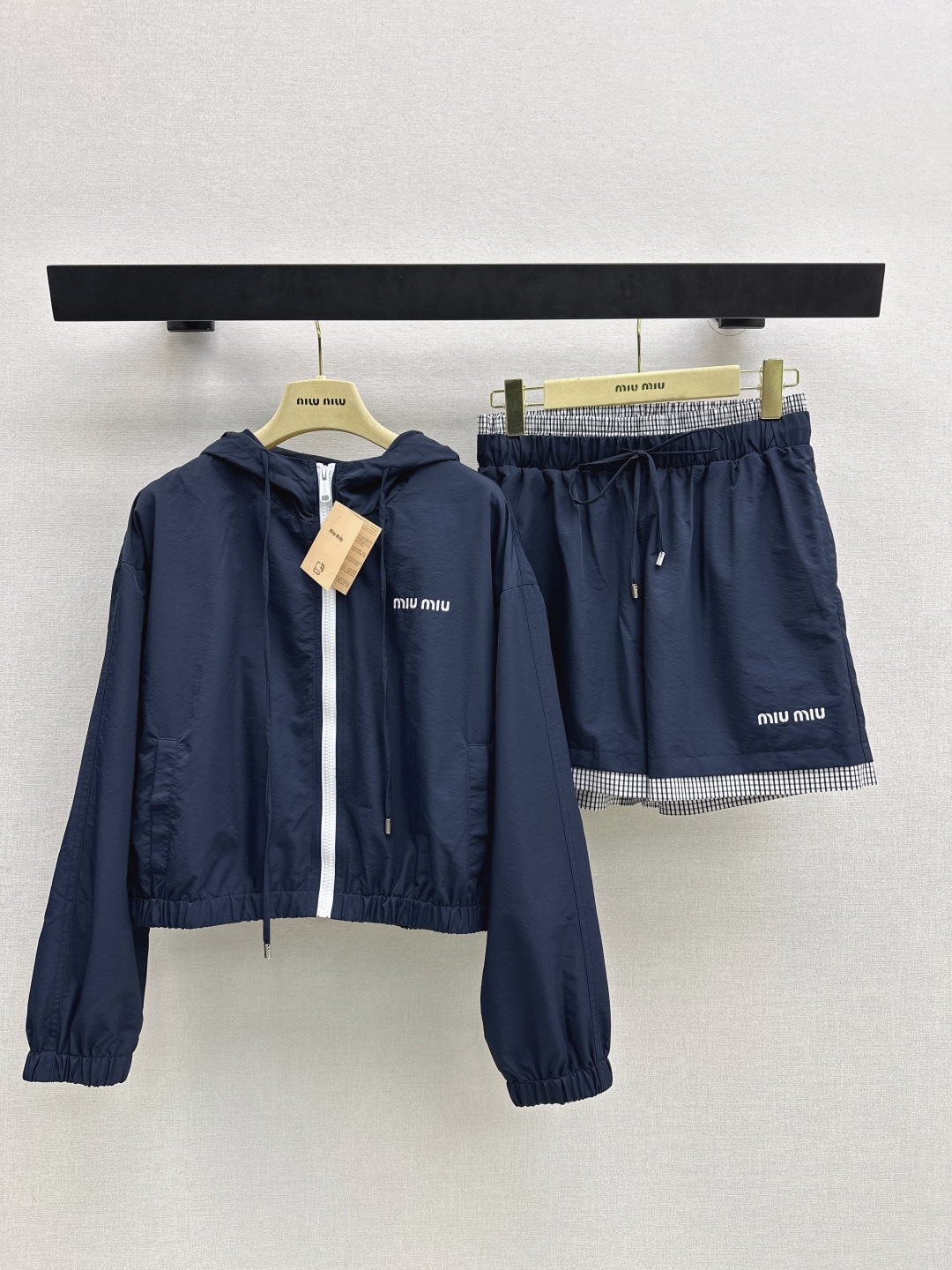 NO:750162,Miu 26Ss————The latest spring and summer age-reducing nylon suit hooded jacket + elastic waist shorts, cute style, full of small details that are a plus. Exquisite workmanship, age-reducing fashion, good hold style, won the hearts of fairies, soft and textured, one set available, one color ready for sale sml,,miumiu,shorts,jackets & coats,hats,19860909Miu 26Ss————春夏最新款减龄尼龙套装连帽外套+松紧腰短裤 可A可乖的风格 满满小细节太加分了.做工精致 减龄时尚 好HOLD住造型 深得仙女心 柔软有质感 一套出 一色现货发售sml,,miumiu,shorts,jackets & coats,hats,,Women's clothing