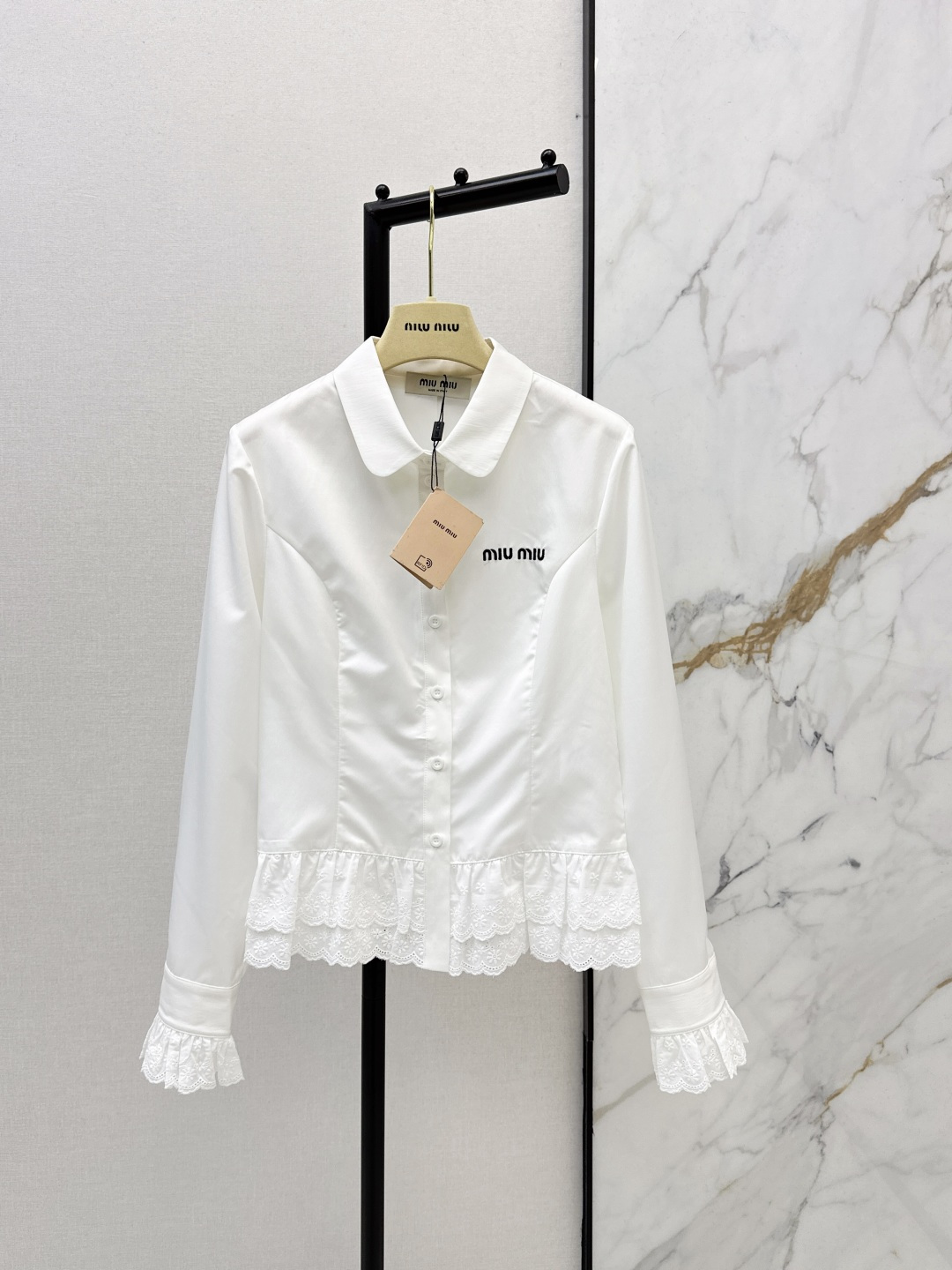 NO:750158,Miu 26Ss————The latest letter embroidery decorated shirt in early spring, low-key luxury three-dimensional tailoring, streamlined line design, noble and elegant, and full of gentle and intellectual temperament. Imported special materials will be amazing when you receive it. The texture of the customized fabric is awesome. Two colors are available for sale sml,, miumiu, shirts,19860909Miu 26Ss————早春最新款字母刺绣装饰衬衫低调奢华立体剪裁 精简线条感设计 高贵典雅又尽显温柔知性的气质 进口特殊材质 收到手会很惊艳 定制面料质感超赞 两色现货发售sml,,miumiu,shirts,,Women's clothing