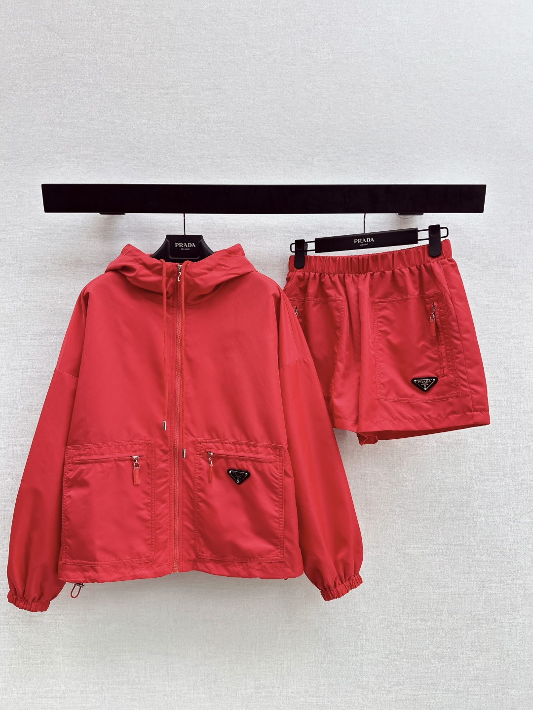 NO:750153,PD 26Ss————The latest spring and summer classic triangle logo decorated nylon suit hooded jacket + elastic waist shorts 2026SS new suit Adorable style, full of small details, exquisite workmanship, age-reducing fashion, good HOLD style, won the hearts of fairies, soft and textured, one set, two colors available for sale sml, shorts, jackets & coats, hats,19860909PD 26Ss————春夏最新款经典三角标装饰尼龙套装连帽外套+松紧腰短裤 2026SS新款套装 可A可乖的风格 满满小细节太加分 做工精致 减龄时尚 好HOLD住造型 深得仙女心 柔软有质感 一套出 两色现货发售sml,,shorts,jackets & coats,hats,,Women's clothing