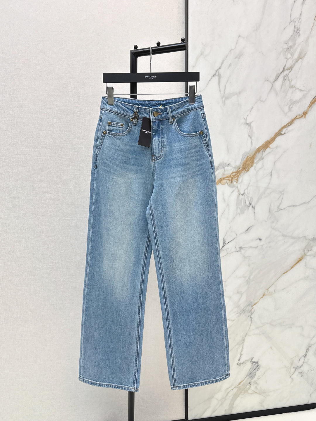 NO:750148,240SL 26Ss————The latest versatile minimalist style straight-leg pants for spring and summer, the whole piece is cut three-dimensionally. It is all-around exquisite and can be worn by celebrities. The upper body is super covered and the body is slimming. The proportion of the legs is super stretched. It is a great item to match. It is simple and simple. It can be worn with a refreshing and fashionable sense of high-end. It is elegant and fashionable in daily life. It is very versatile. The color is very beautiful. The fabric is high-end and textured. A must-have for dating and shopping. Two colors are available for sale smlxlxxl,, loro piana,19860909240SL 26Ss————春夏最新款百搭极简风直筒裤整件立体剪裁 全方位精致做明星穿搭 上身超级遮肉显瘦 超拉腿部比例 巨好搭配的单品 简简单单 穿出清爽时髦的高级感 日常优雅又时髦巨百搭 颜色很好看 面料高级又有质感 约会逛街必备 两色现货发售smlxlxxl,,loro piana,,Women's clothing