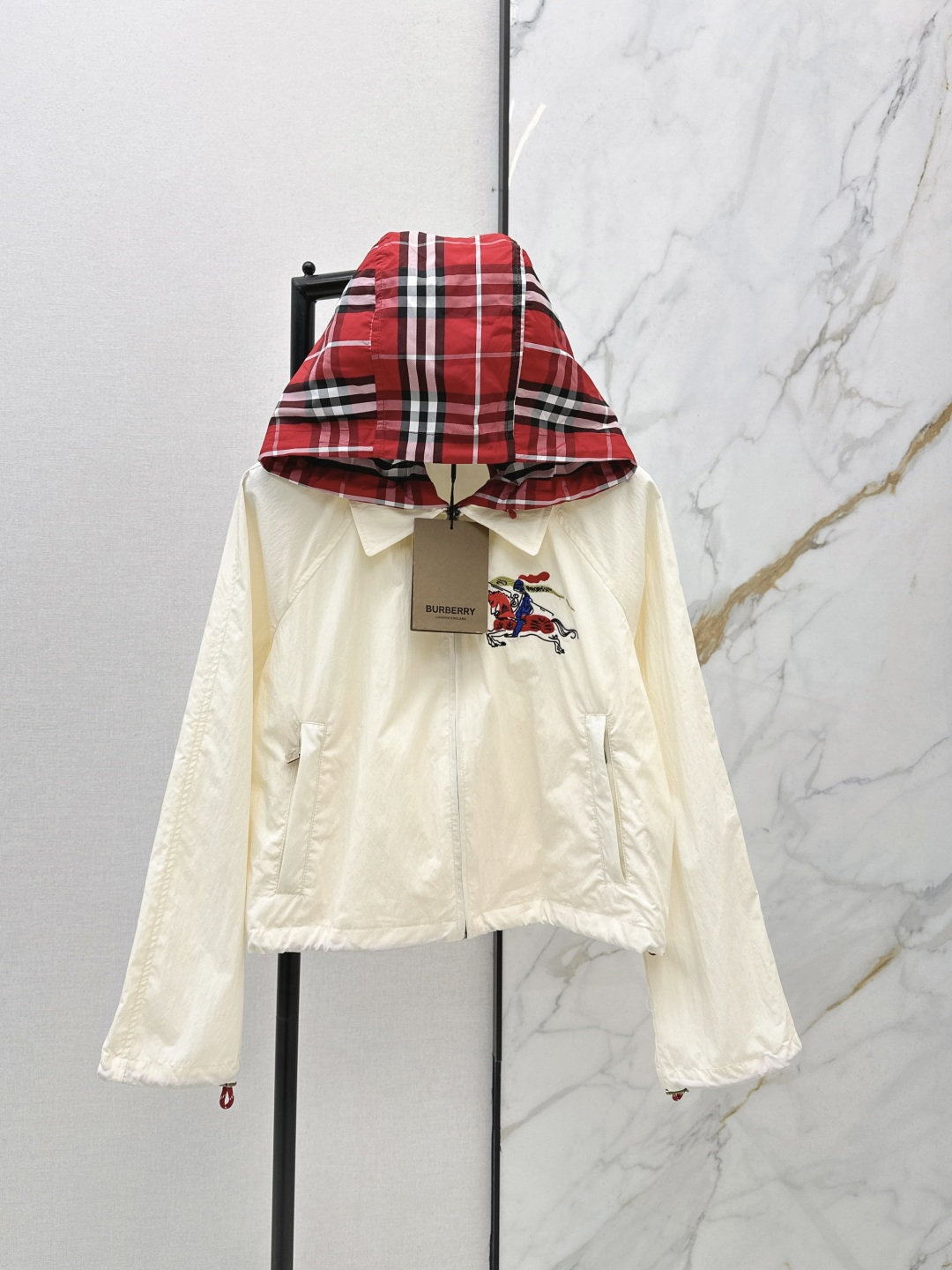 NO:750143,Bur 26Ss————The latest spring and summer plaid splicing fake two-piece nylon windbreaker jacket is classic and stylish. It has its own aura. The fabric texture is very nice, fashionable and high-end. The color is super positive. The upper body looks white and slim. It has a cool and handsome series. It has a windy upper body when walking. The length is just right and easy to control. The hood is detachable. One-color ready-made sml,, burberry, jackets & coats, hats,19860909Bur 26Ss————春夏最新款格纹拼接假两件尼龙风衣外套经典又有型 自带气场 面料质感很奈斯 时髦又高级 颜色超级正 上身显白又显瘦 自带酷帅感的系列 走路都带风上身气场全开 长度恰到好处 轻松驾驭 帽子可拆卸 一色现货发sml,,burberry,jackets & coats,hats,,Women's clothing