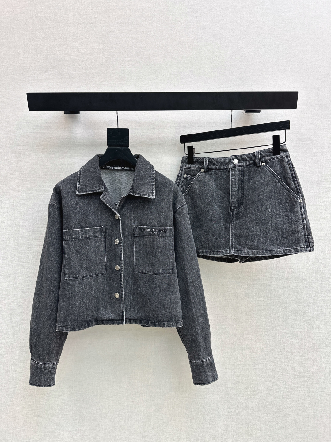 NO:750139,AW 26Ss————The latest casual denim suit for spring and summer, short denim shirt + culottes, fashionable new denim denim, unique color tone on the upper body, cool and sassy, ​​fine texture, natural cotton feel, muscular yet soft, one set available, one color ready for sale sml,,skirts,shirts,19860909AW 26Ss————春夏最新款休闲牛仔套装小短款牛仔衬衫+裙裤 时髦新款丹宁牛仔 个性色调上身又酷又飒爽 纹理细腻棉感自然 既有筋骨感又不失柔软 一套出 一色现货发售sml,,skirts,shirts,,Women's clothing