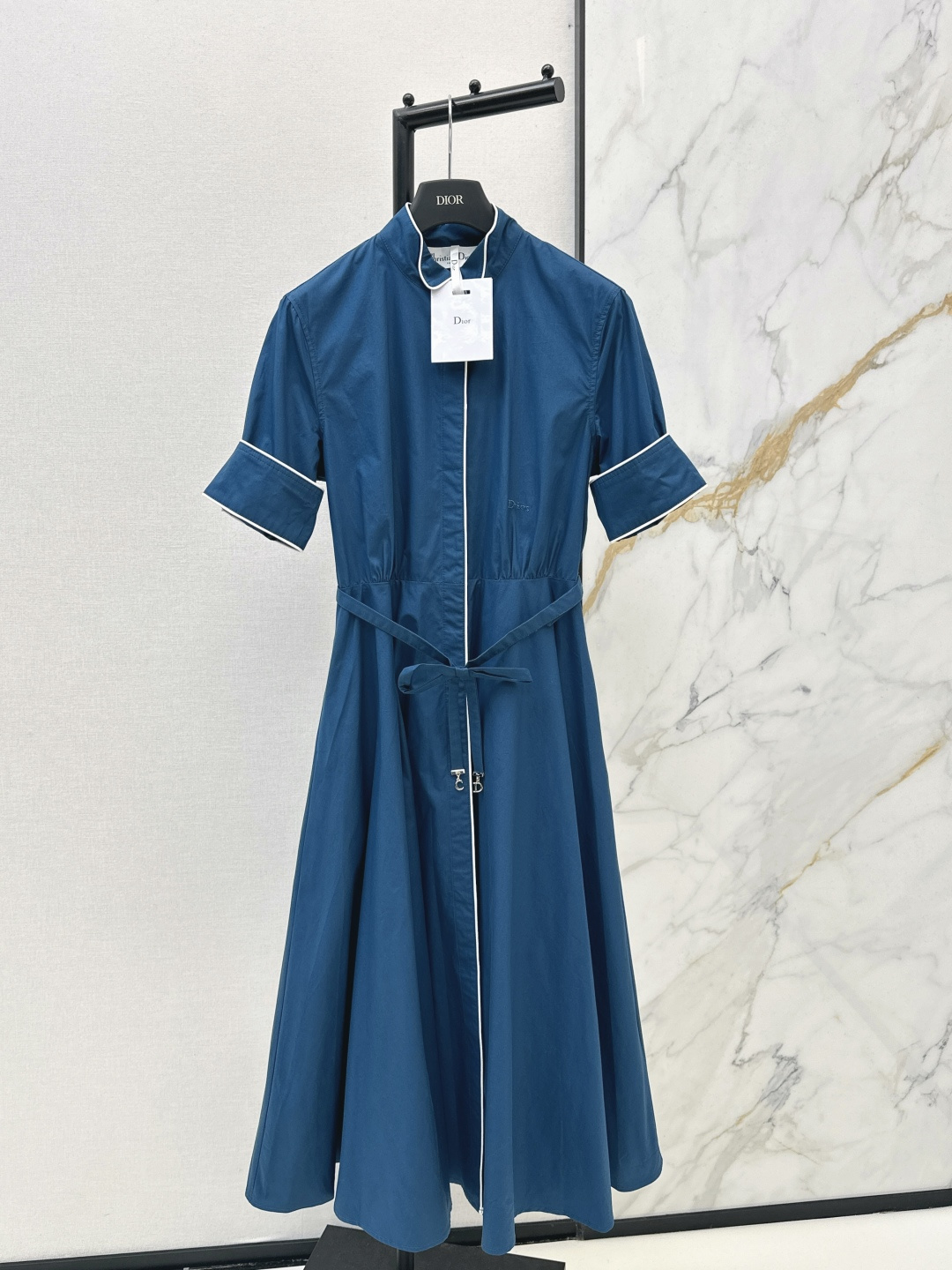 NO:750133,CD 26Ss————The latest spring and summer long dress with contrasting colors and trim, low-key luxury three-dimensional tailoring, streamlined line design, noble and elegant, and full of gentle and intellectual temperament. Imported special materials will be amazing when you receive them. The texture of the customized fabrics is amazing. One color ready for sale smlxl,,skirts,19860909CD 26Ss————春夏最新款撞色镶边装饰长款连衣裙低调奢华立体剪裁 精简线条感设计 高贵典雅又尽显温柔知性的气质 进口特殊材质 收到手会很惊艳 定制面料质感超赞 一色现货发售smlxl,,skirts,,Women's clothing