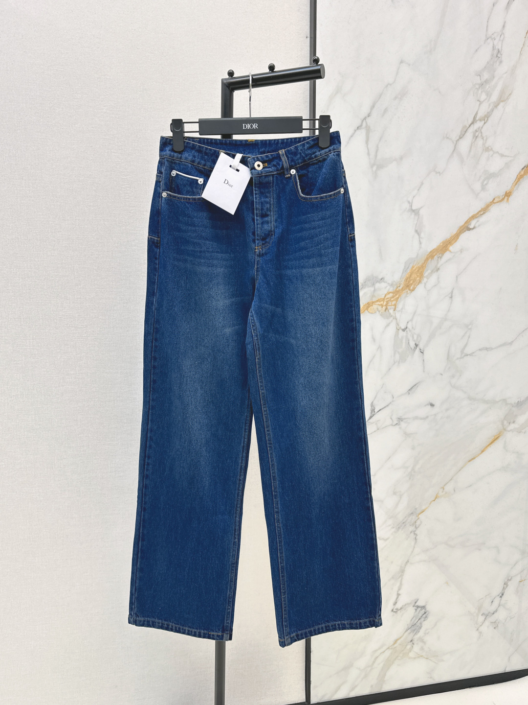 NO:750121,CD 26Ss————Latest distressed washed jeans for spring and summer 2 super fashionable new denim jeans. The upper body is cool and sassy in fermentation-washed personalized tones. It is made of customized high-quality twill cotton washed denim fabric. The texture is fine and the cotton feels natural. It is sinewy yet soft. The enzyme-washed color is a classic color that is not picky. Super beautiful. Two colors available for sale smlxl,,jeans,19860909CD 26Ss————春夏最新款做旧洗水牛仔裤2超时髦新款丹宁牛仔 酵洗个性色调上身又酷又飒爽 采用定制高品质斜纹棉质水洗牛仔面料 纹理细腻棉感自然 既有筋骨感又不失柔软 酵洗色不挑人的经典色 超级漂亮 两色现货发售smlxl,,jeans,,Women's clothing