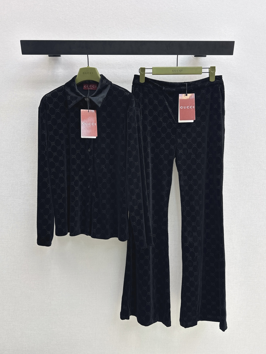 NO:750108,Hot item recommendation: Gu 26Ss————The latest spring and summer gg velvet suit with customized velvet fabric. Retro and fashionable. It meets the dual needs of comfort and fashion and can be integrated into every daily dressing scene. The playful and age-reducing design elements echo the vitality. One set. Two colors available for sale smlxl,,19860909爆单款推荐 Gu 26Ss————春夏最新款gg丝绒套装定制丝绒面料 复古时髦 贴合舒适与时髦的双需求能融入每个日常的穿搭场景中 俏皮减龄充满元气的设计元素相呼应 一套出 两色现货发售smlxl,,,Women's clothing