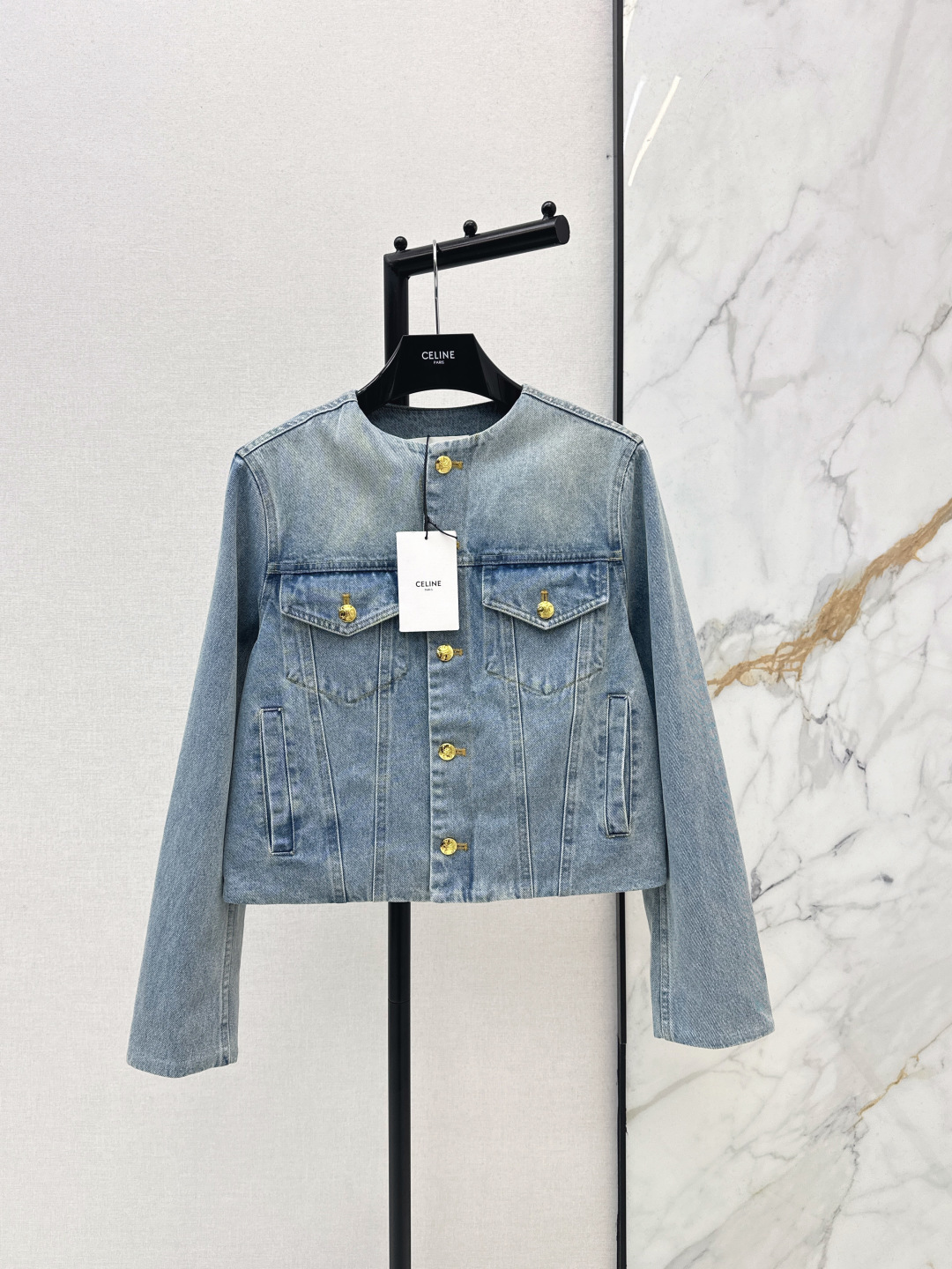 NO:750104,Ce 26Ss————The latest spring and summer custom-made hardware decoration distressed washed denim jacket, super fashionable new denim denim. The fermentation-washed personalized color tone is cool and sassy on the upper body. Made of customized high-quality twill cotton washed denim fabric. The texture is fine and the cotton feels natural. It is sinewy yet soft, and the fermentation-washed color is a classic color that is not picky. One color ready for sale sml,,jackets & coats,19860909Ce 26Ss————春夏最新款定制五金装饰做旧洗水牛仔外套超时髦新款丹宁牛仔 酵洗个性色调上身又酷又飒爽 采用定制高品质斜纹棉质水洗牛仔面料 纹理细腻棉感自然 既有筋骨感又不失柔软,酵洗色不挑人的经典色 一色现货发售sml,,jackets & coats,,Women's clothing