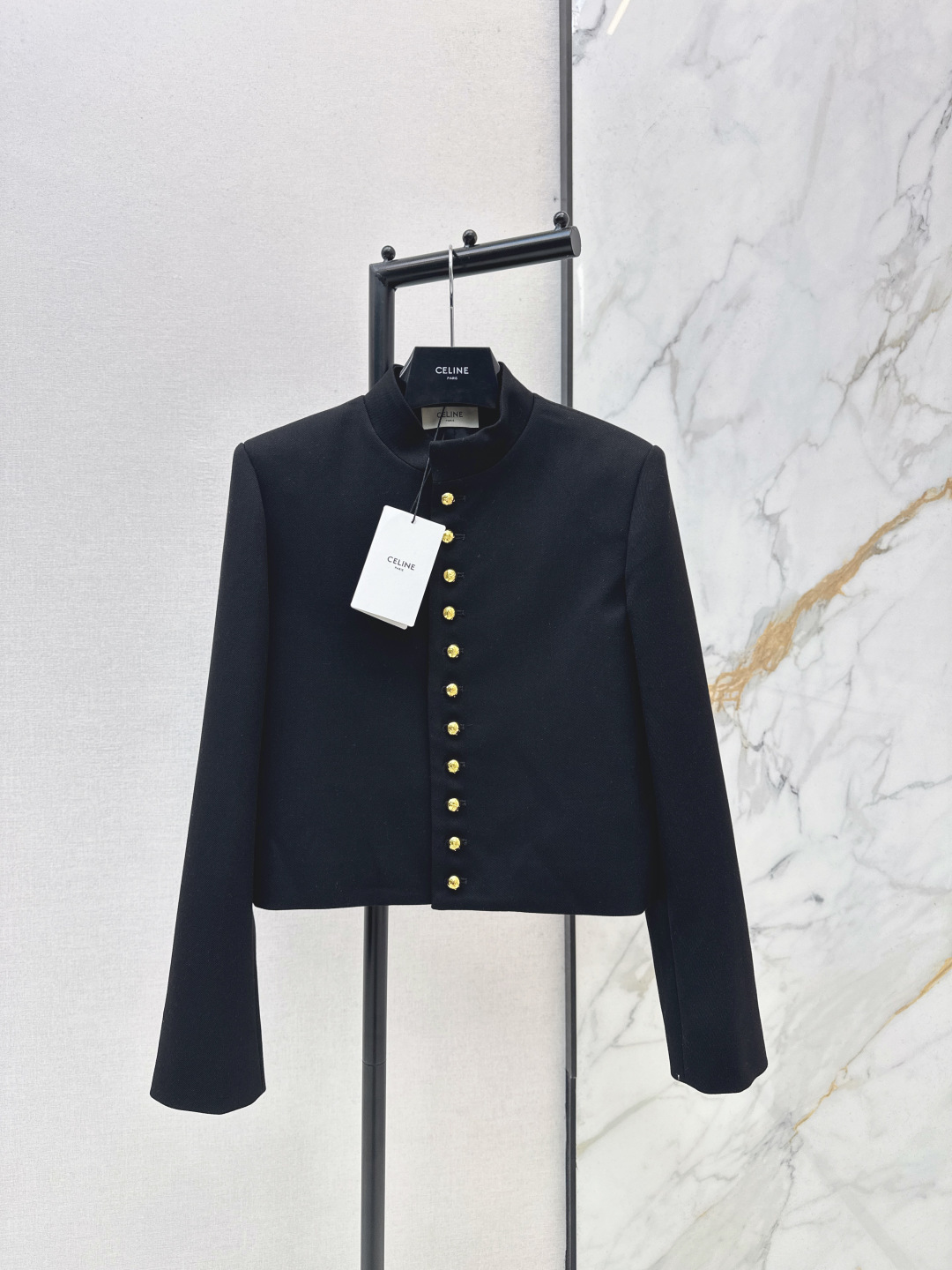 NO:750099,Ce 26Ss————The latest black gold series Arc de Triomphe gold buckle decorated small jacket in early spring. Small stand-up collar design. Full of elegance and nobility. It can be used for daily shopping or work. The exclusive molded Arc de Triomphe metal buckle has an exquisite sense of detail. The twill fabric is light and has a crisp and high-end feel. One color ready for sale sml,,jackets & coats,19860909Ce 26Ss————早春最新款黑金系列凯旋门金扣装饰小外套 小立领设计 满满气质感 自带优雅和高贵 不管是日常逛街或者上班职业都可以驾驭 独家开模的凯旋门金属扣子 细节感绝绝子 斜纹面料轻薄又带有挺括高级感 一色现货发售sml,,jackets & coats,,Women's clothing