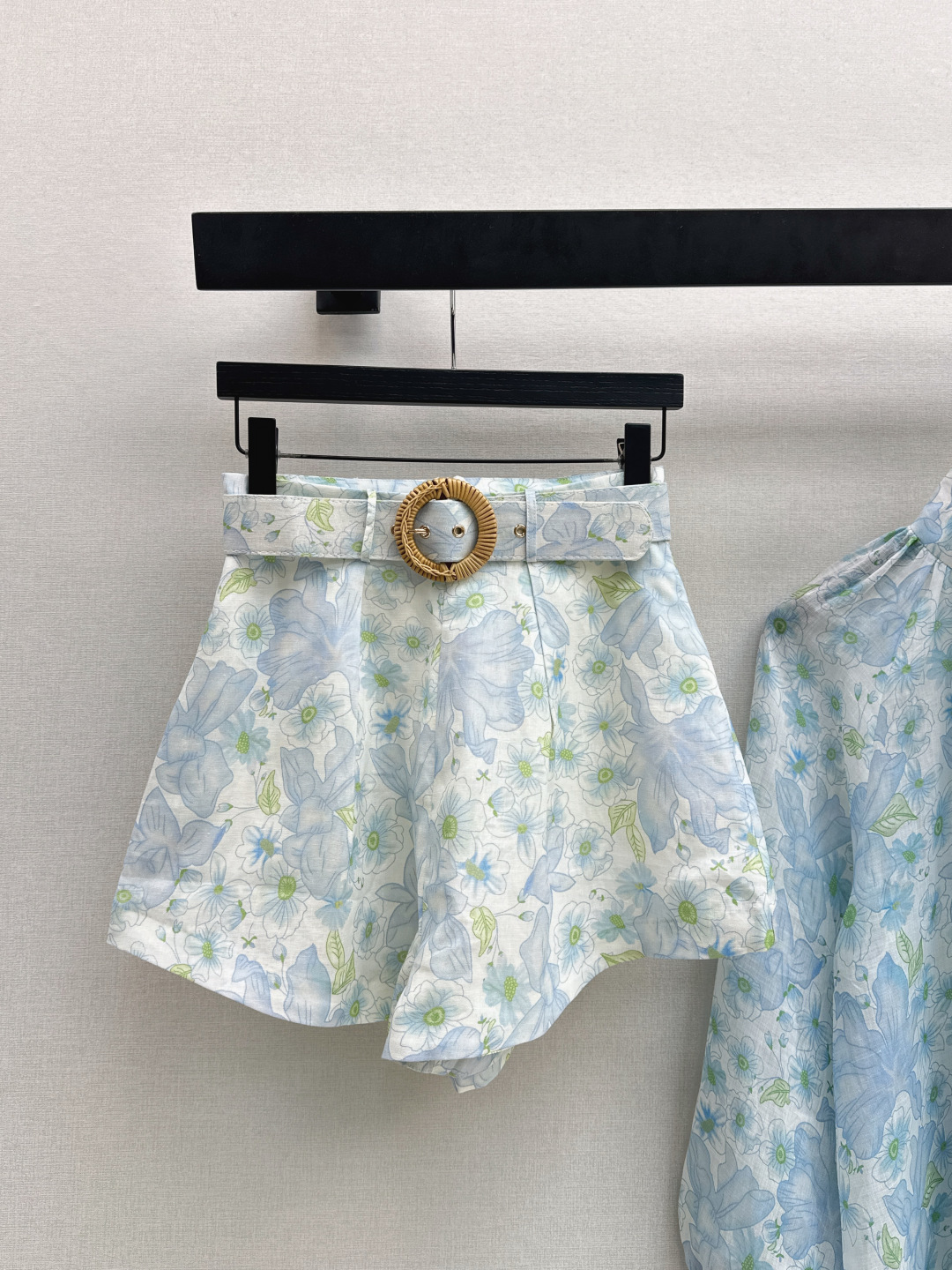 NO:750095,Zim 26Ss - the latest early spring vacation series romantic suit printed shirt + belted shorts. Original customized heavyweight fabric. Palace style, age-reducing girl style. Beautiful upper body. Fairy and elegant white and rich beauty must-have items. One color ready for sale smlxl,, shorts, shirts,19860909Zim 26Ss———早春最新款度假系列浪漫套装印花衬衫+腰带短裤 原版定制重磅面料 宫廷风减龄少女风 上身美的不要不要的 仙气优雅的白富美必备单品 一色现货发售smlxl,,shorts,shirts,,Women's clothing